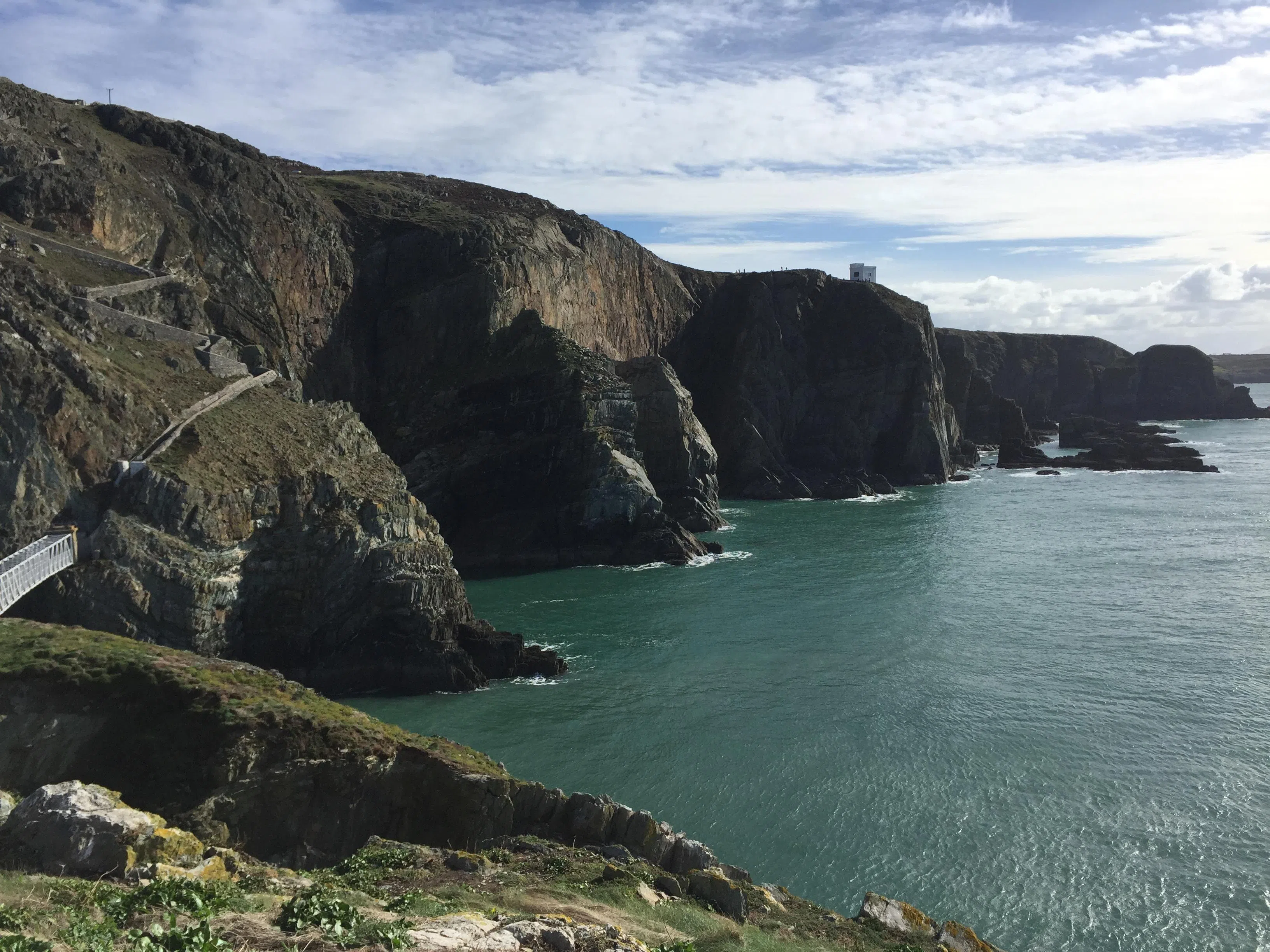 灯塔隐于峭壁之下，地势险峻。（张敬贤提供）