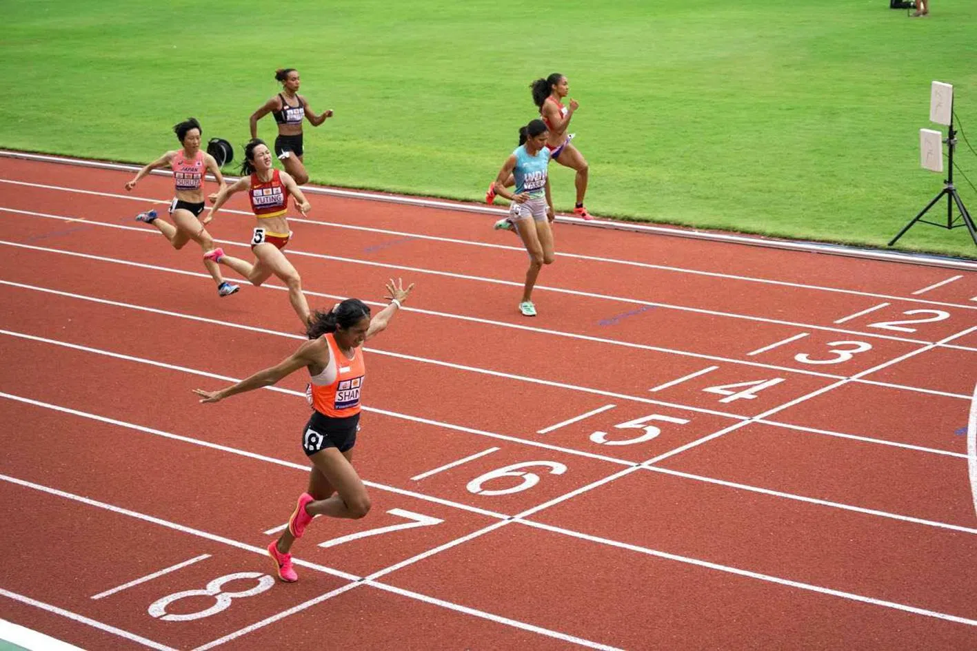 珊蒂在田径亚锦赛200米决赛以三到四个身位的优势夺冠。（海峡时报）