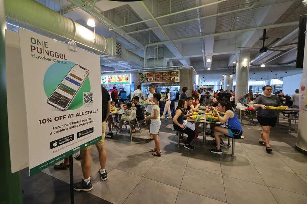 小贩中心每个摊位都必须提供至少一道不超过4元的餐点，若消费者使用Timbre手机应用付款，则可另外享有一成的折扣。（唐家鸿摄）