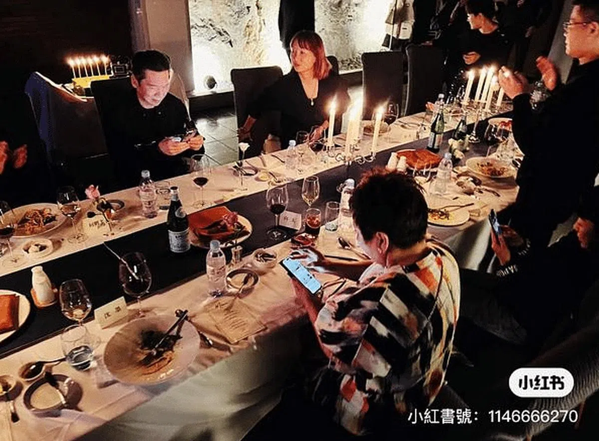 网民称陈岚附近的眼镜男是小儿子向佑。（互联网）