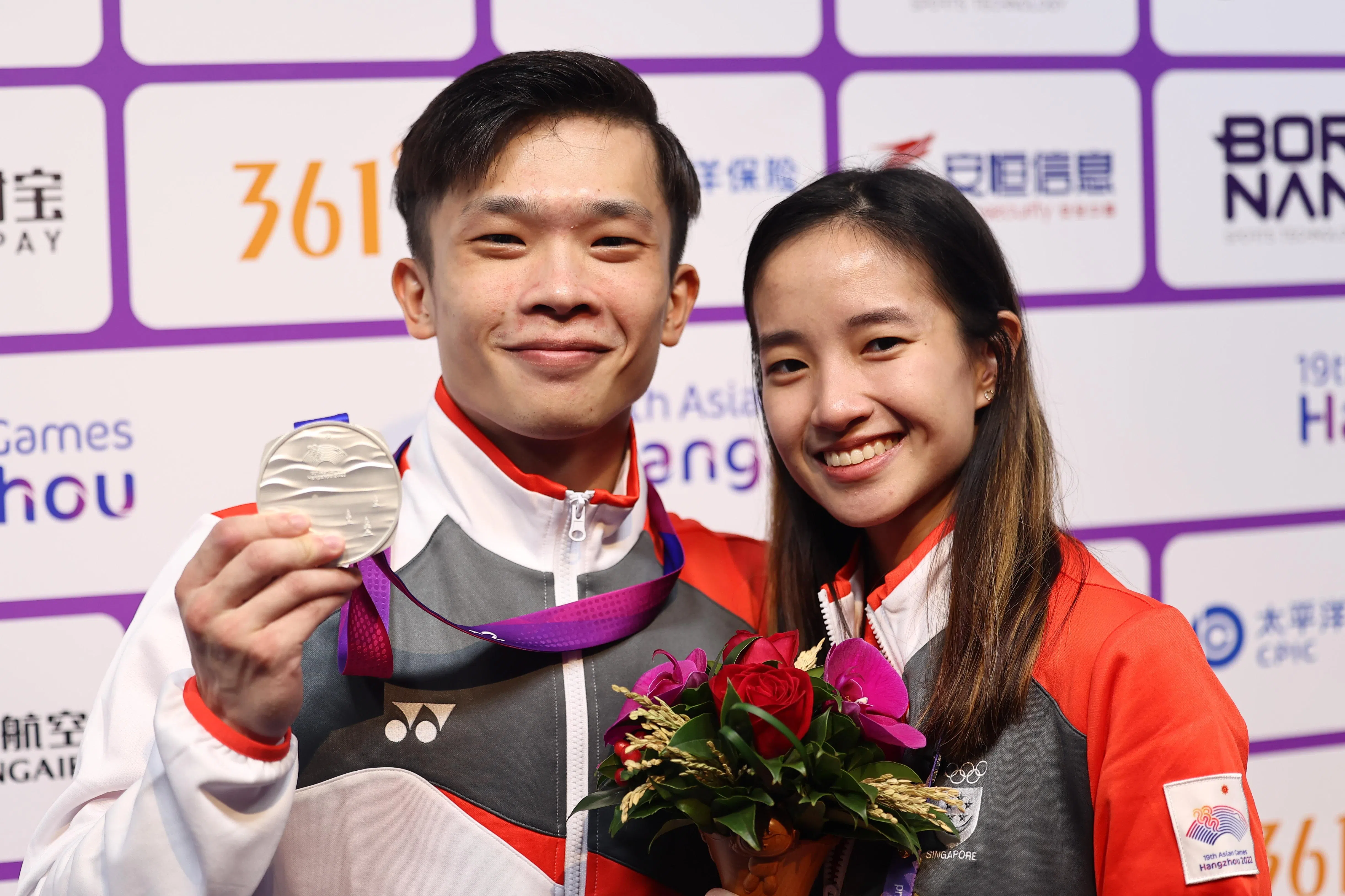 林思韦（左）收获银牌后，与未婚妻陈彦凝开心合影。（陈渊庄摄）
