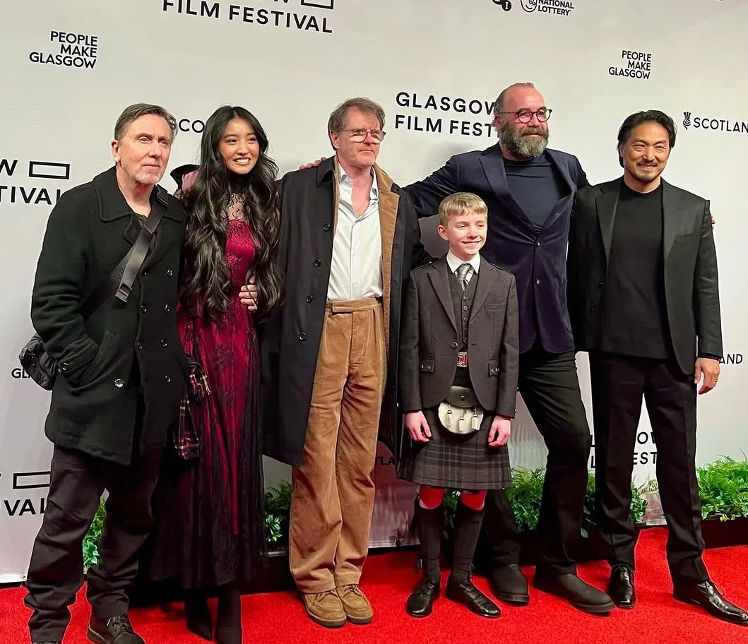 木村光希（左二）今年初与《龙卷风》主创团队亮相格拉斯哥电影节（Glasgow Film Festival）。（取自木村光希IG）