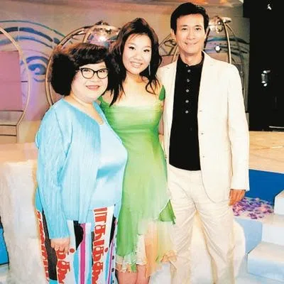 郑欣宜从小在缺乏父爱的环境下成长，但她获得母亲沈殿霞和娱乐圈长辈满满的爱。（互联网）