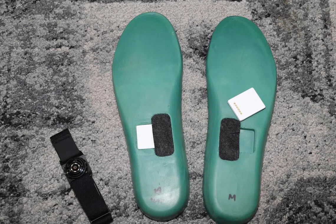 内政科技局和新加坡警察部队已就名为“Early Warning System”（意为预警系统）的监测系统展开超过一年的概念验证，通过让人员佩戴心率检测器，也在鞋垫放置检测器，来监测他们是否面临热疾病风险。（郑一鸣摄）