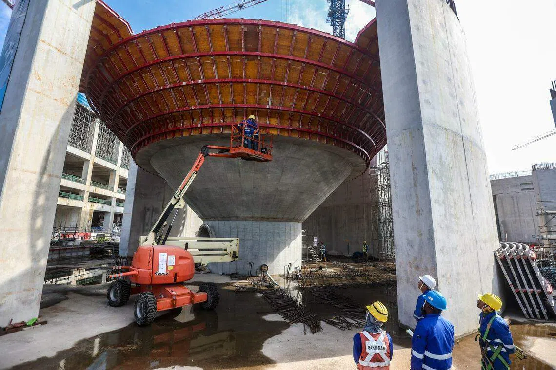 大士供水回收厂占地54公顷，建设工作也正如火如荼进行。建成后，污水通过深隧道送至回收厂进行脱水过程，完成脱水的污泥会送至国家环境局管理的集成废物管理设施处理。（关俊威摄）