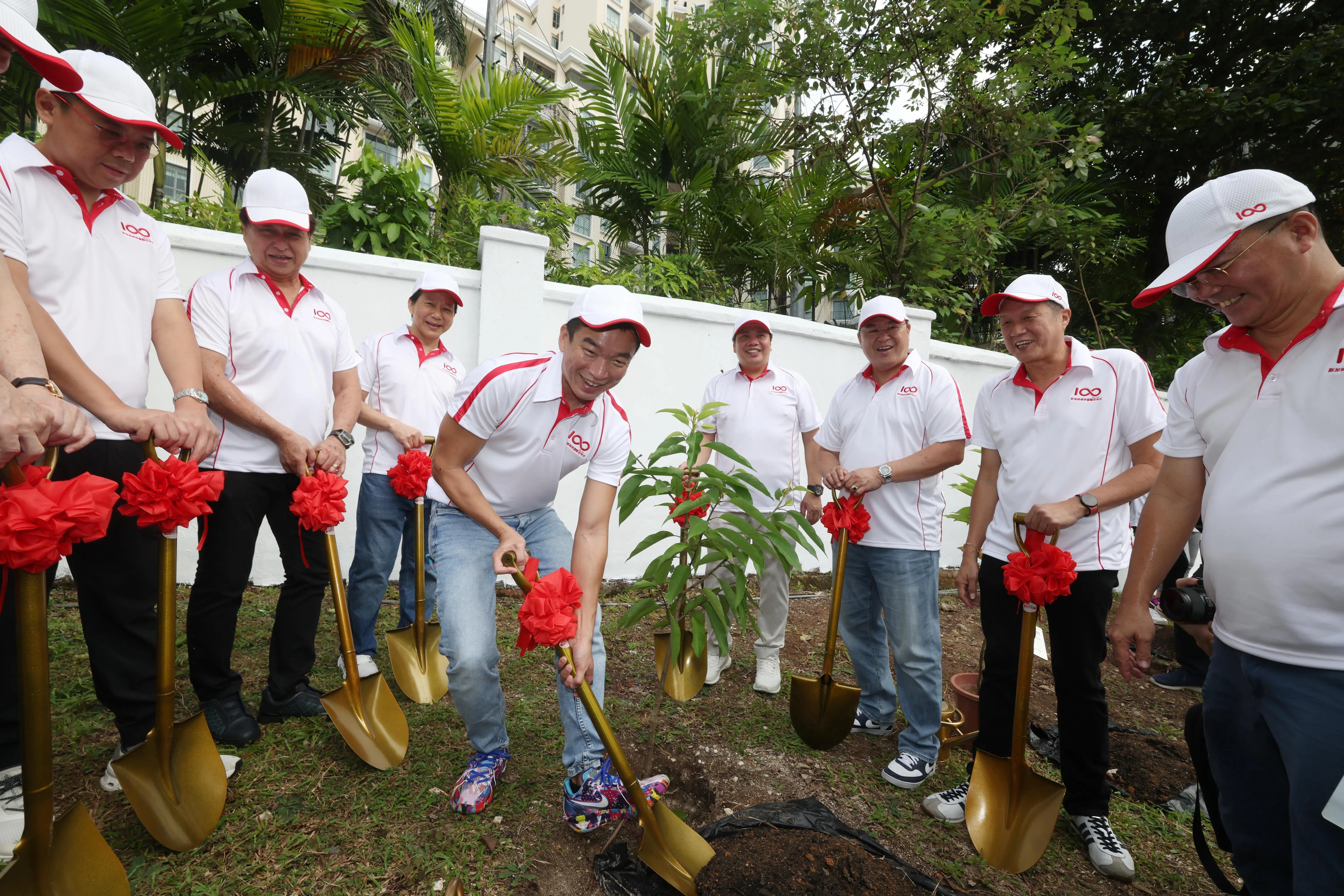 律政部兼社会及家庭发展部高级政务次长蔡瑞隆（左四），在南安会馆会长梁佳吉（左五）、执行顾问陈奕福（左六）等理事的陪同下，在凤山寺后院植树，为南安会馆系列百年庆典活动拉开帷幕。（唐家鸿摄）