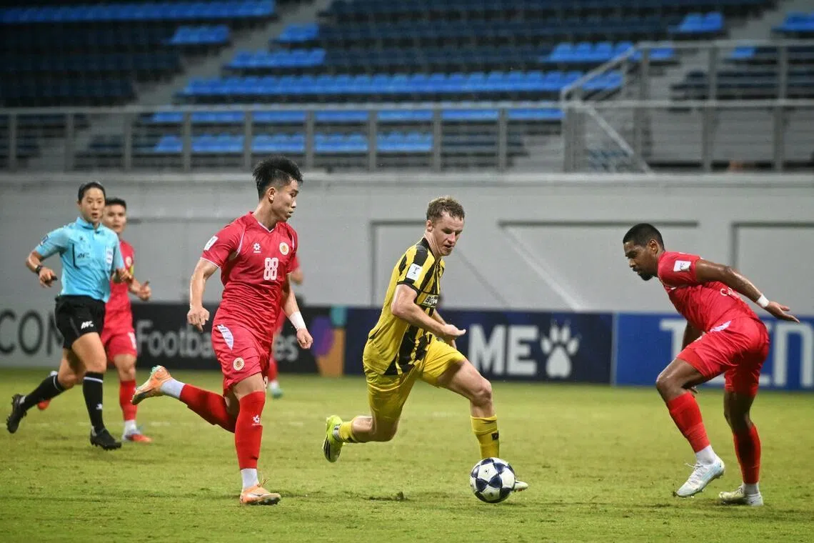 淡滨尼前锋布哈加尔（黑黄衣）上半场错失空门机会，但下半场为主队攻入终结比赛悬念的进球，过后还有一记补射进球因越位被吹，没能上演梅开二度。（海峡时报）