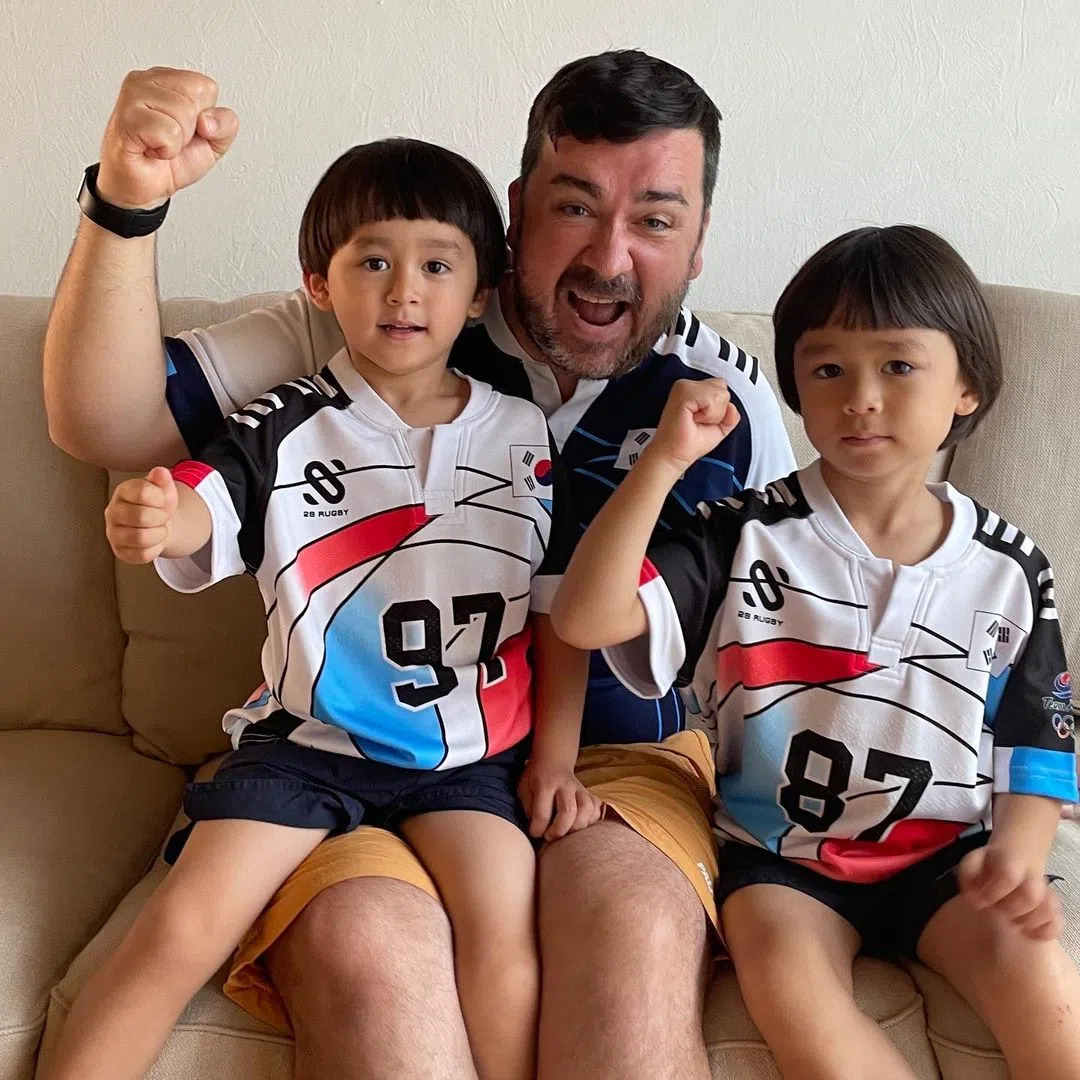 Sam Hammington（中）和两个儿子William（右）及Bentley（左）当年拍摄《超人回来了》。（取自Sam Hammington IG）