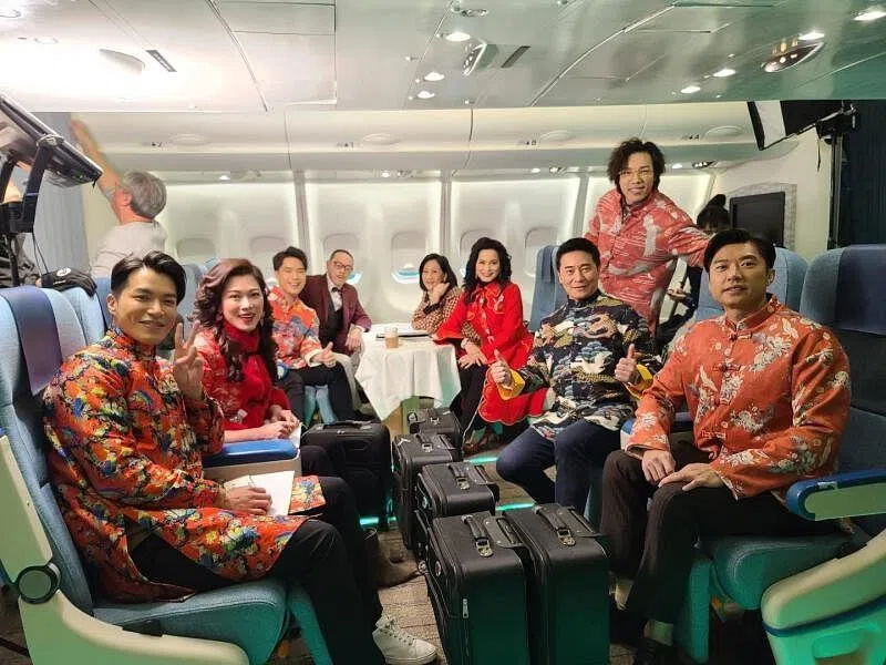 欧瑞伟（右前排二）与《开心速递》里的龙家一家人。（互联网）