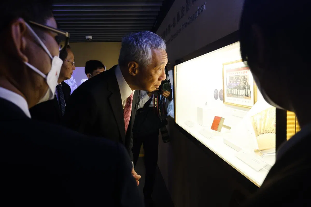 李显龙总理参观中华总商会大厦内新设的“总商会华商文化馆”。（蔡家增摄）