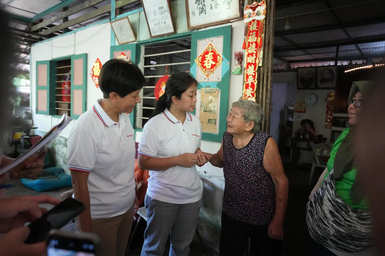 问及是否已有相关计划在乌敏岛推进，李乃怡（中）受访时说，相关发展仍处初步阶段，接下来将与国家公园局及相关团体深入探。左一是英兰妮。（谢智扬摄）