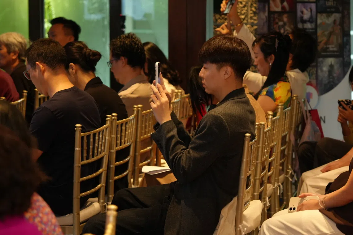 在分享会上，听得津津有味的文友，不忘把精彩内容用手机记录下来。