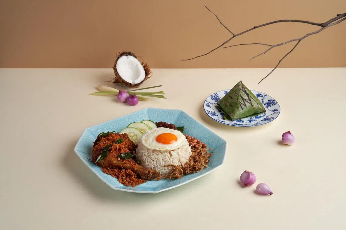 马来椰香摊位的炸香料鸡椰浆饭套餐。（圣淘沙名胜世界提供）