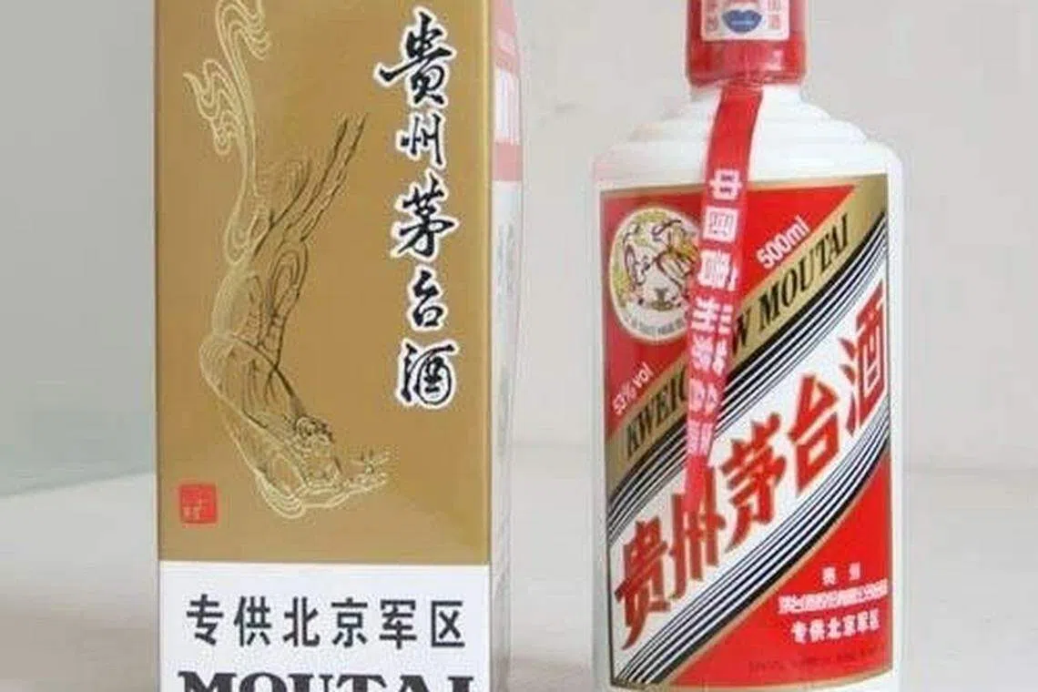 互联网上流传的茅台曾经生产的“专供北京军区”茅台酒图片。互联网上也流传着其他军区的特供酒图片。（互联网）