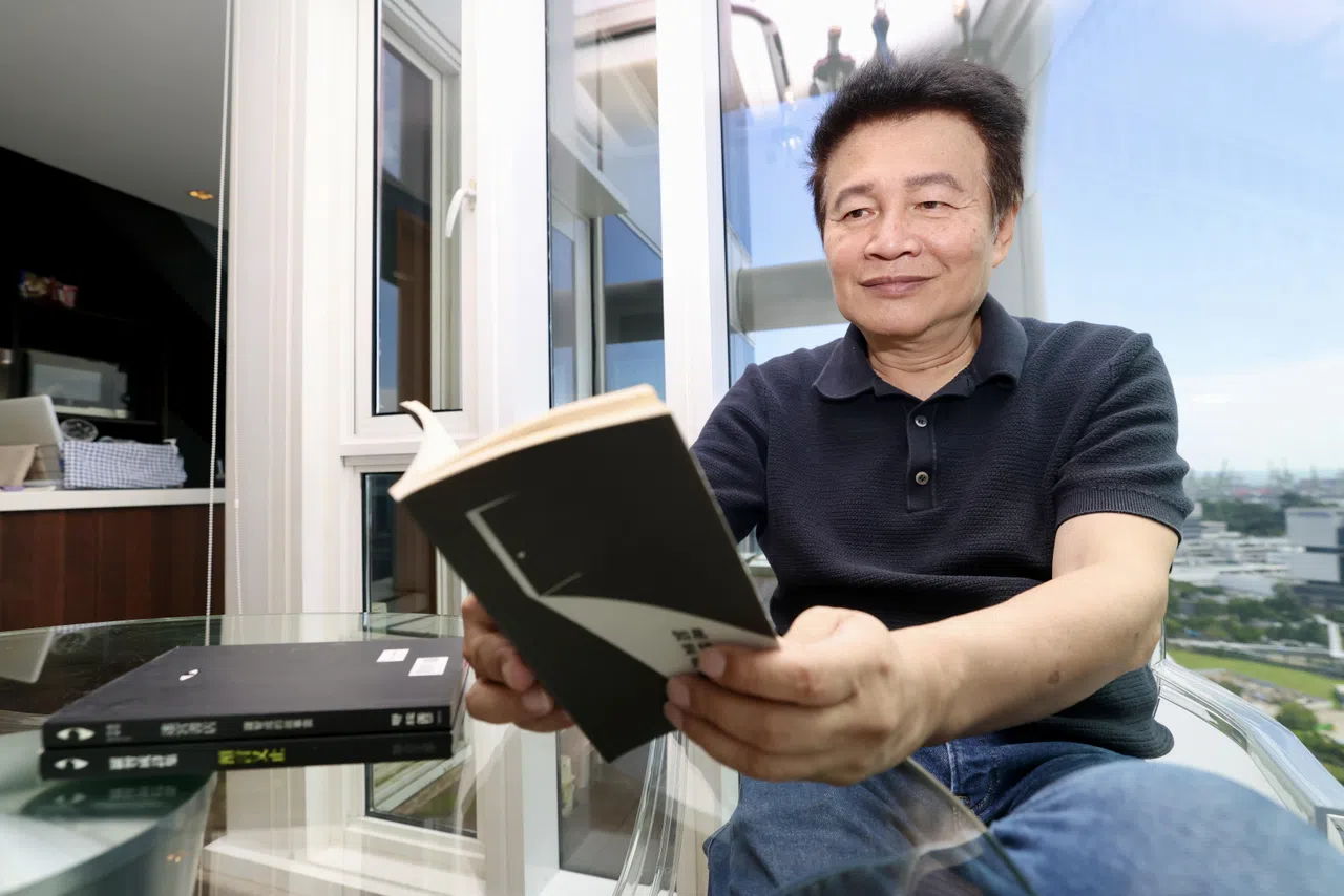 2025年，罗智成担任南大驻校作家，至今仍牵挂着新加坡的点点滴滴。（档案照）