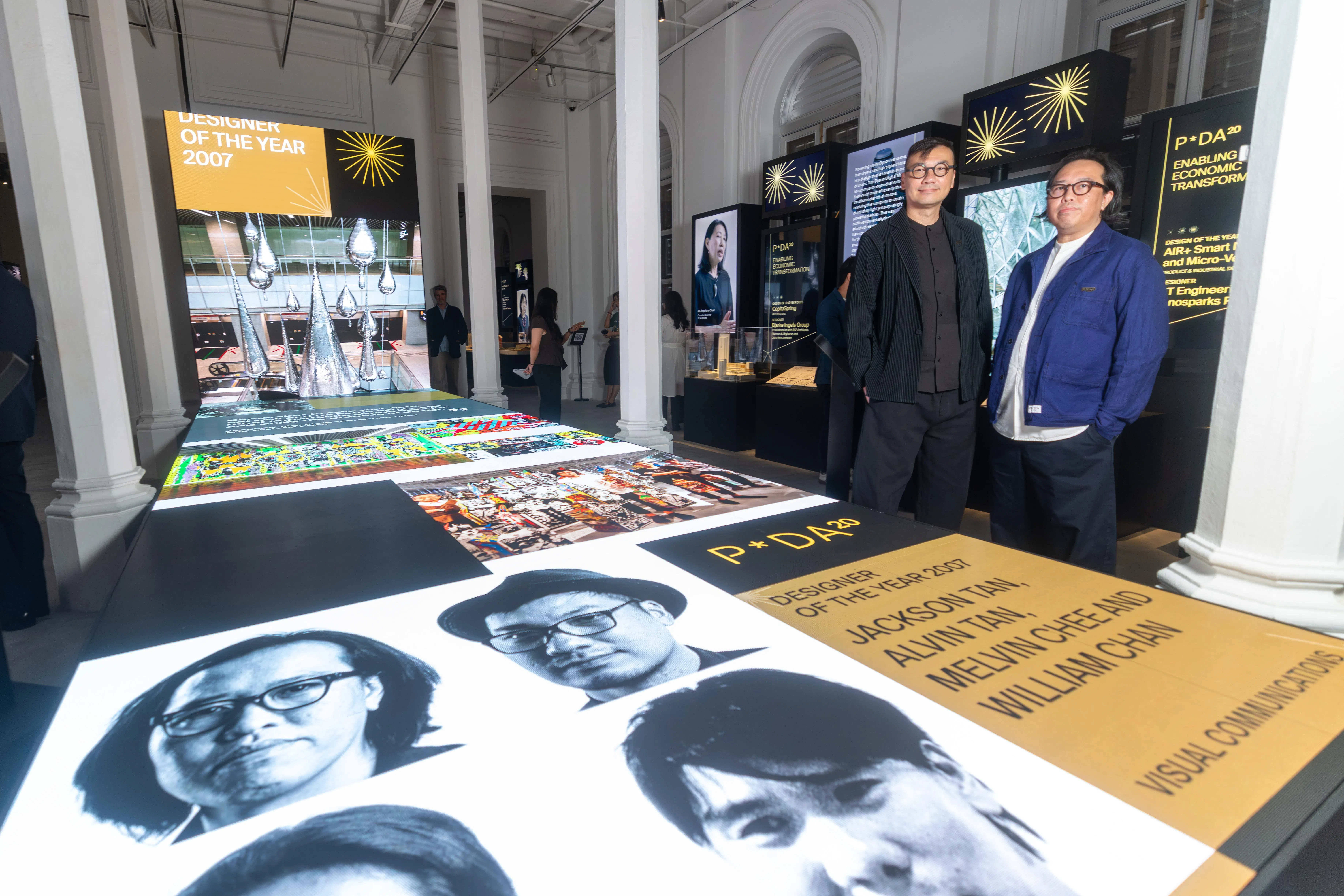 PDA 20展由陈俊达（左）与陈威廉操刀设计，“设计之河”展示两人近20年前的照片。（吴先邦摄）