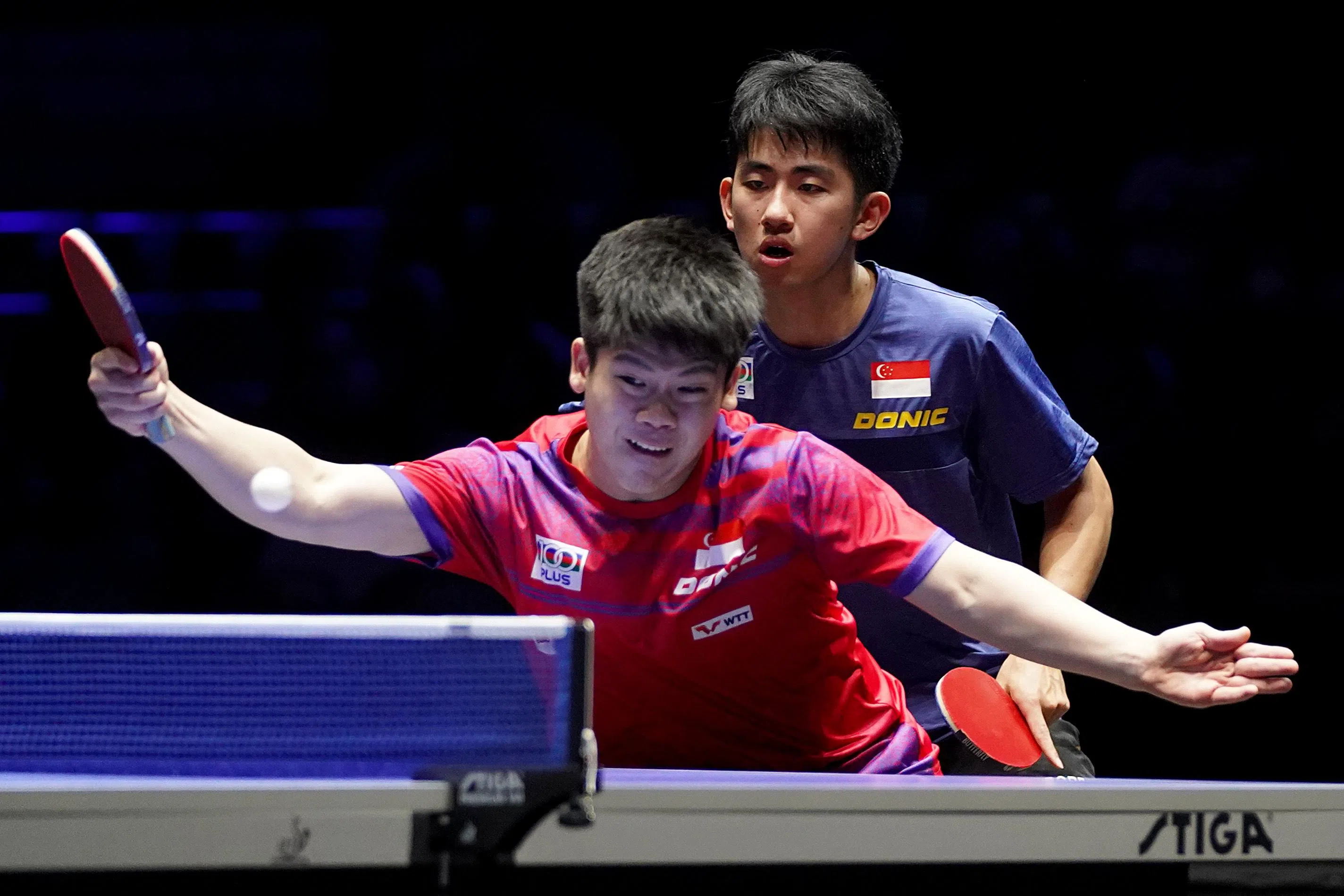 冯耀恩（蓝衣）和郭勇在男双项目战胜中国组合黄友政/陈垣宇。（WTT组委会提供）