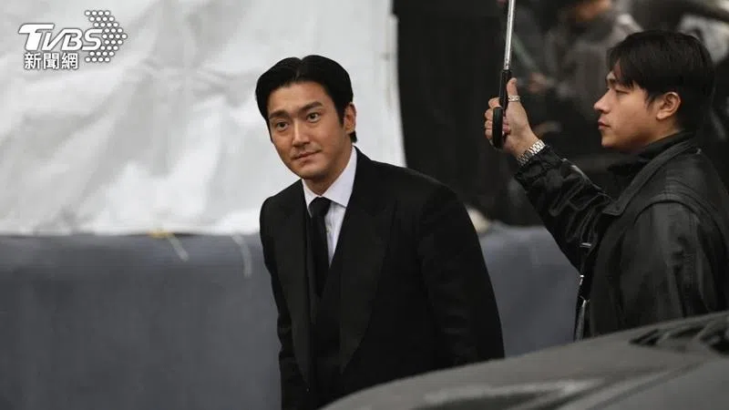 崔始源（Choi si-won）也到现身雕像揭幕仪式致意。（TVBS新闻网）