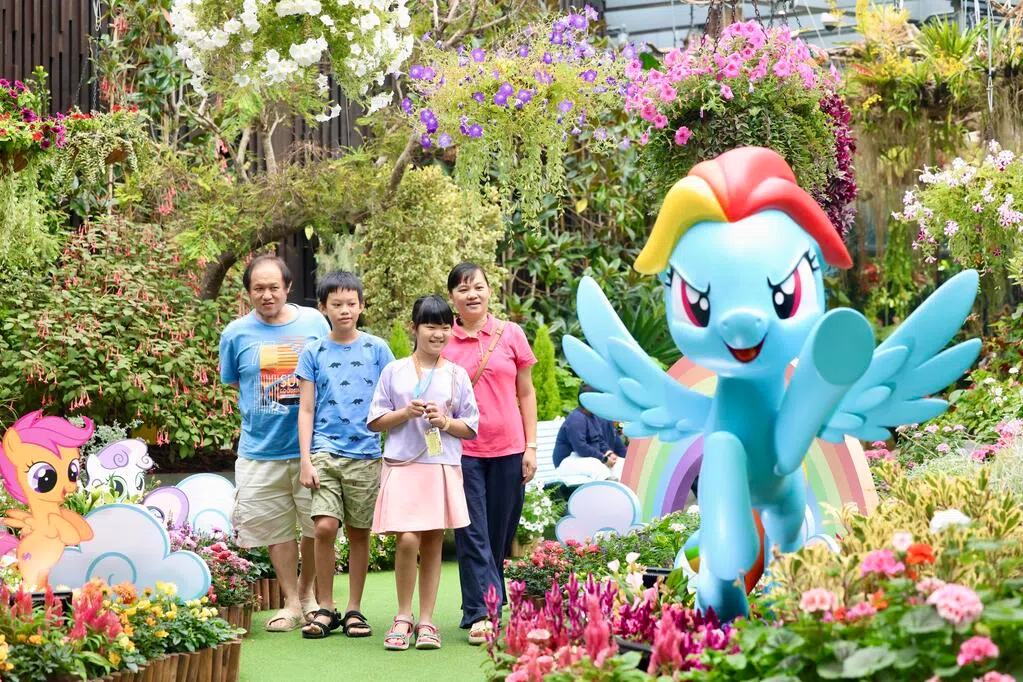 滨海湾花园送暖 低收入职总会员与小马宝莉赏花海迎马年