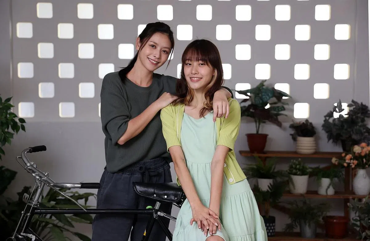 何盈莹（左）和林昭婷剧中饰演亲姐妹。（梁麒麟摄）