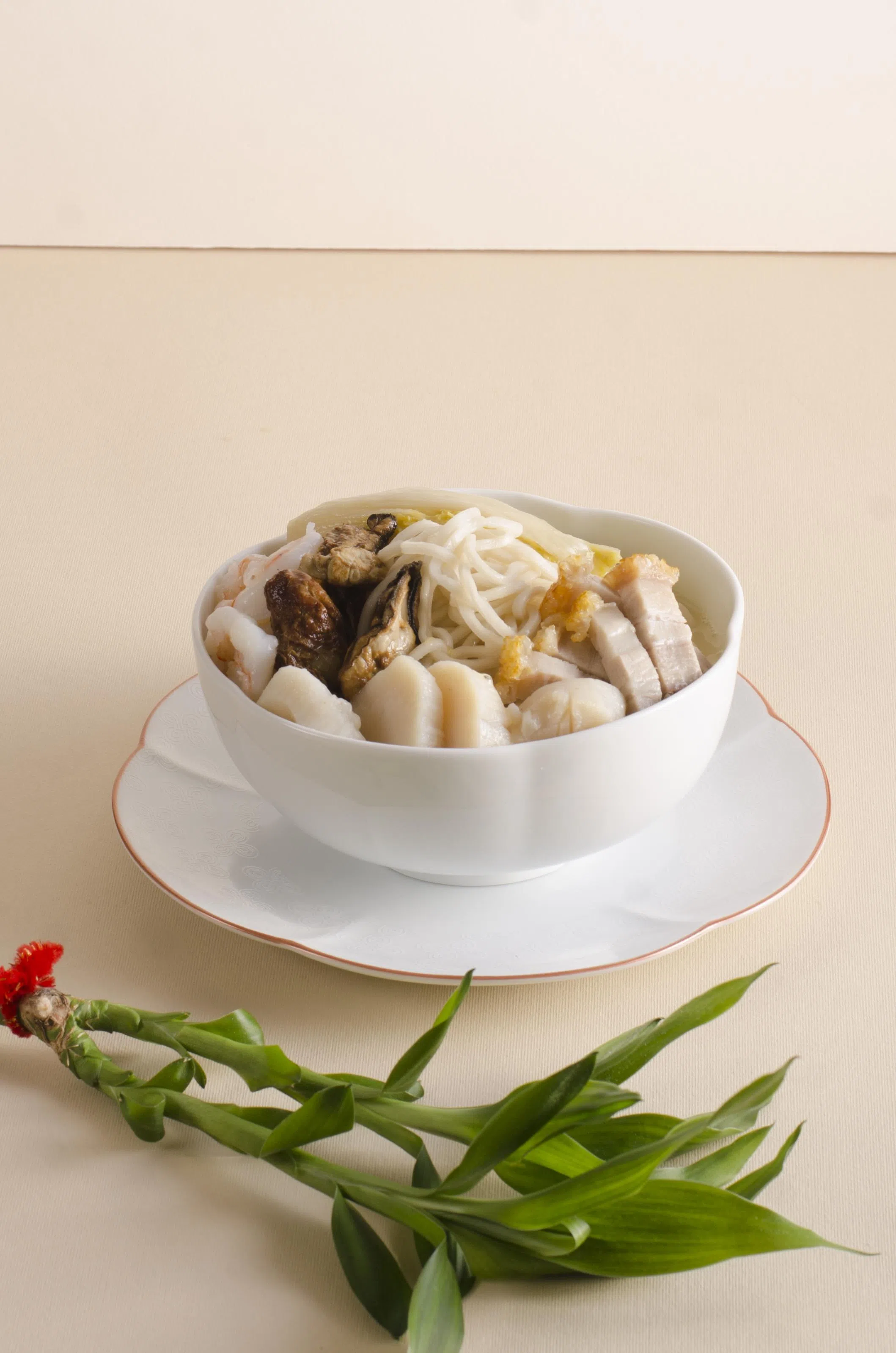 海鲜福建卤面下足海鲜配料，充满浓郁海鲜风味。（餐馆提供）