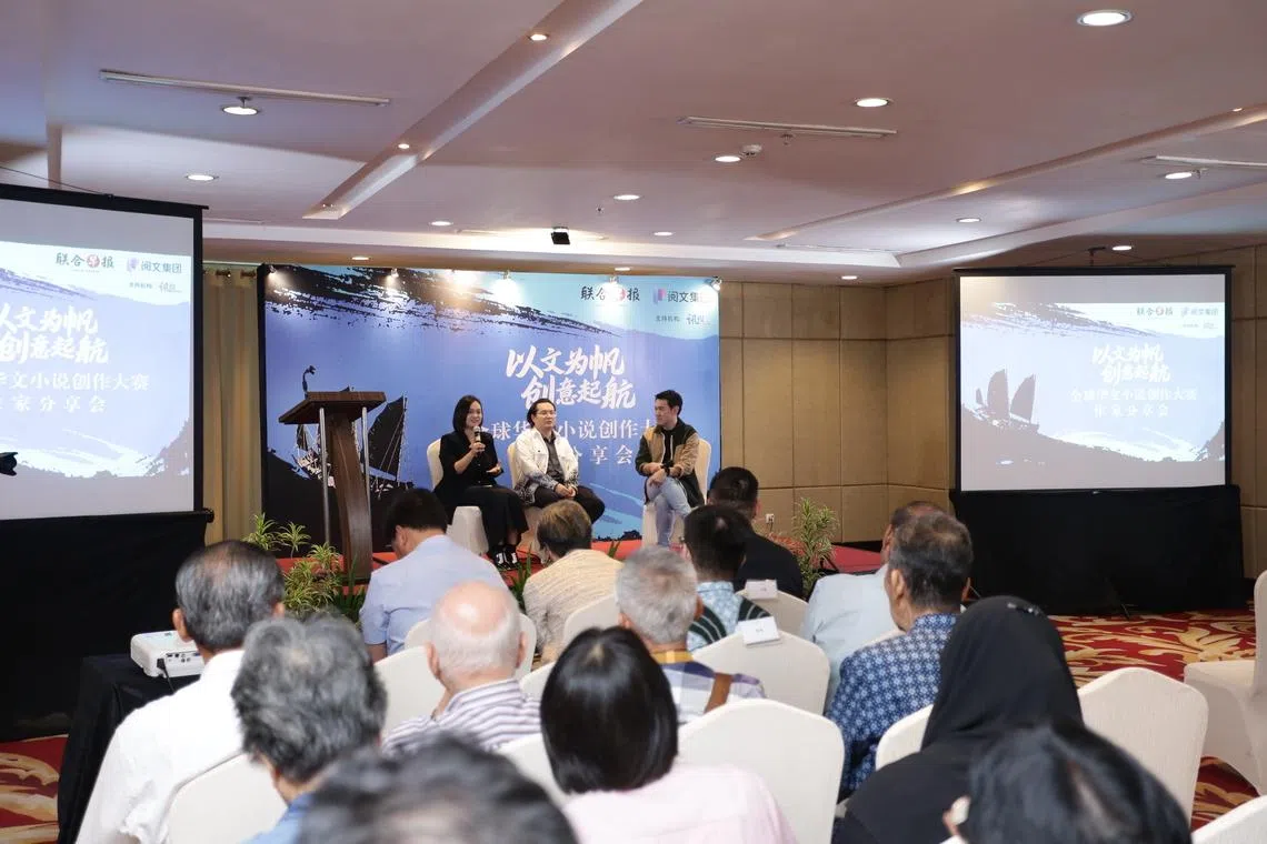 新加坡作家随庭（台上左）和阅文白金作家“狐尾的笔”（台上中）在印度尼西亚棉兰推介会上分享创作经验。（档案照）