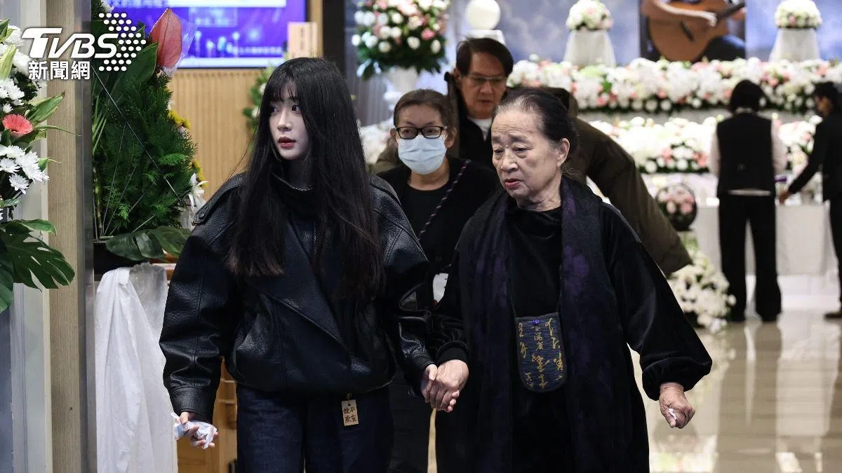 袁惟仁女儿袁融（左）全程陪伴祖母左右。（TVBS）
