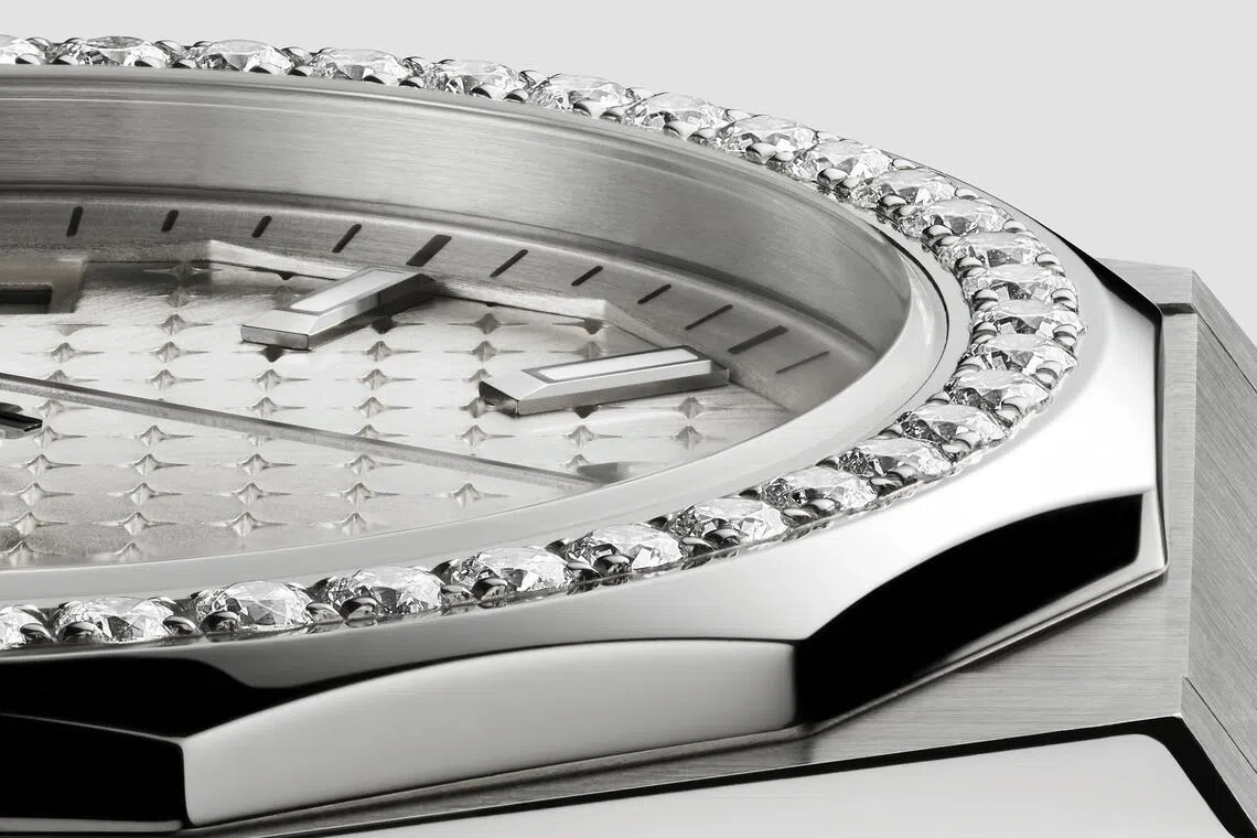 真力时36毫米精巧款，以镶钻表圈将整体风格提升到更为精致优雅。（真力时提供）