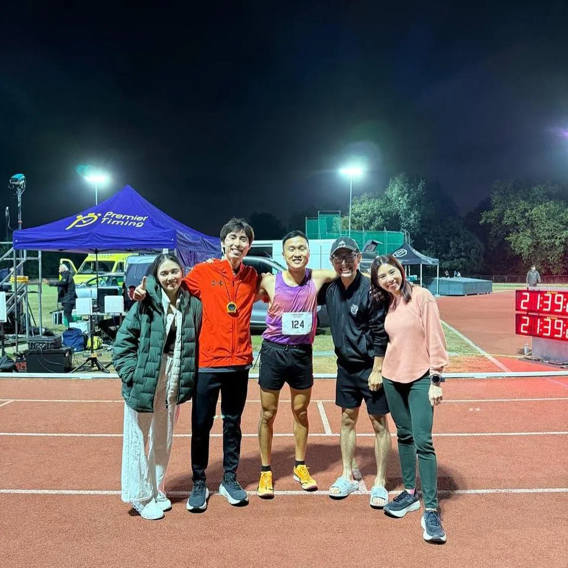 吴文熙（中）在伦敦比赛时，居住在当地的苏睿勇（左二）特地到比赛场地为他计时、加油助威。吴文熙认为，苏睿勇对自己帮助很大，是很好的导师。（取自吴文熙Instagram）