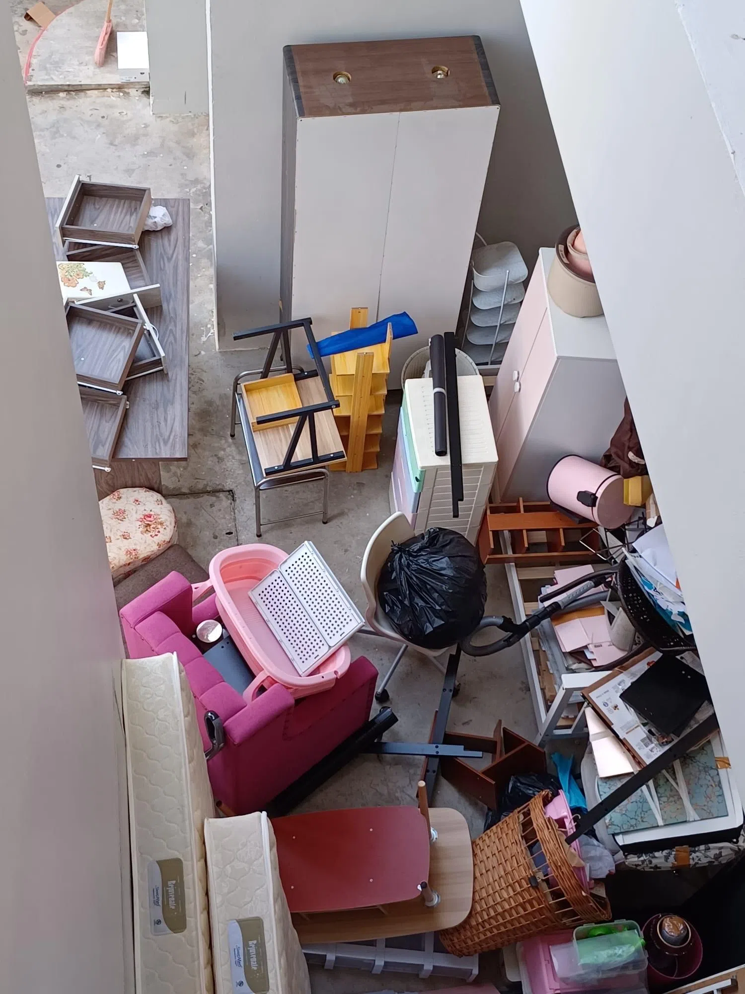 组屋楼下一度堆满了废弃物品。（受访者提供）