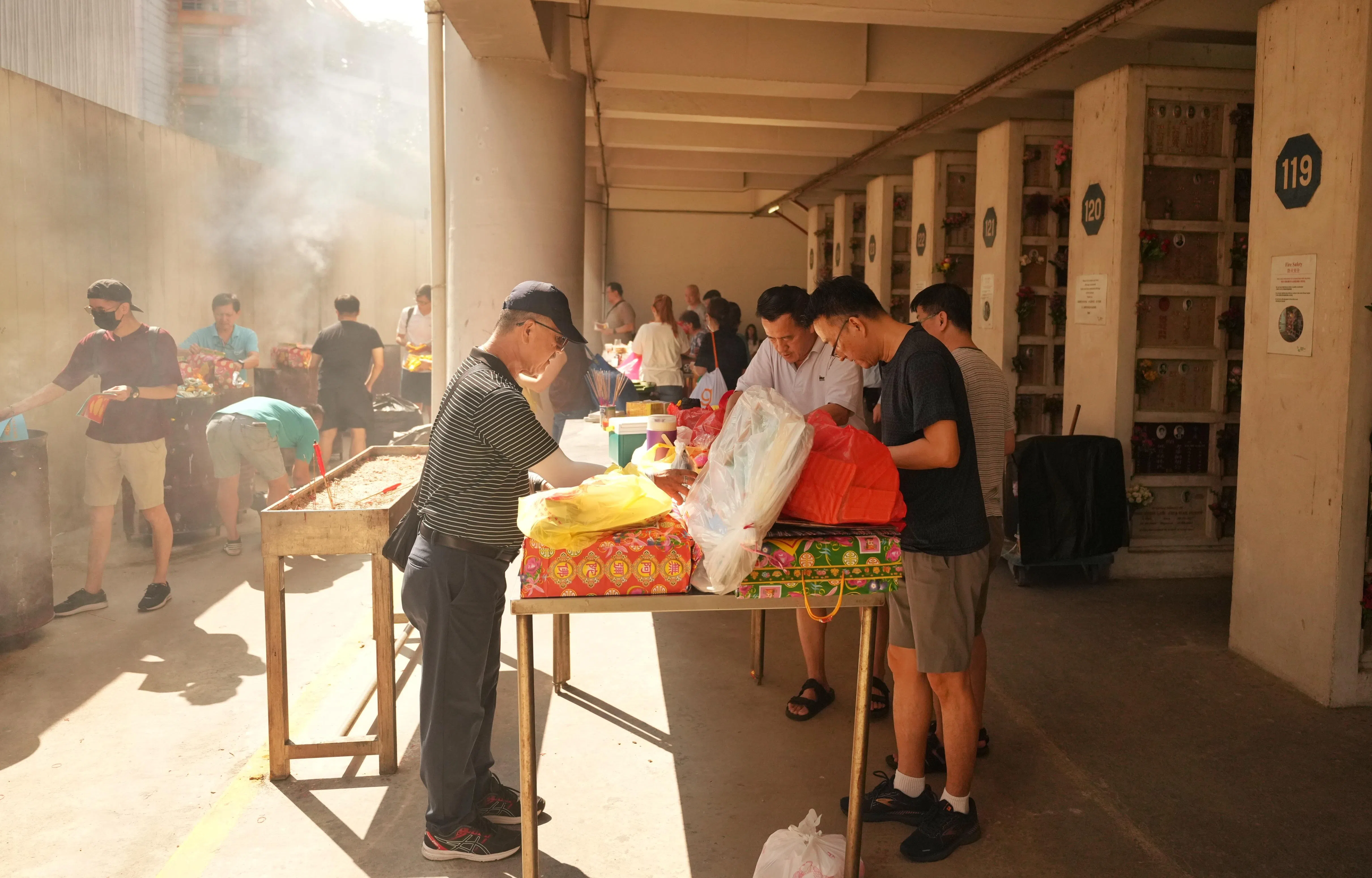 公众在万礼骨灰瓮安置所准备祭拜先人的祭品和冥纸。（谢智扬摄）