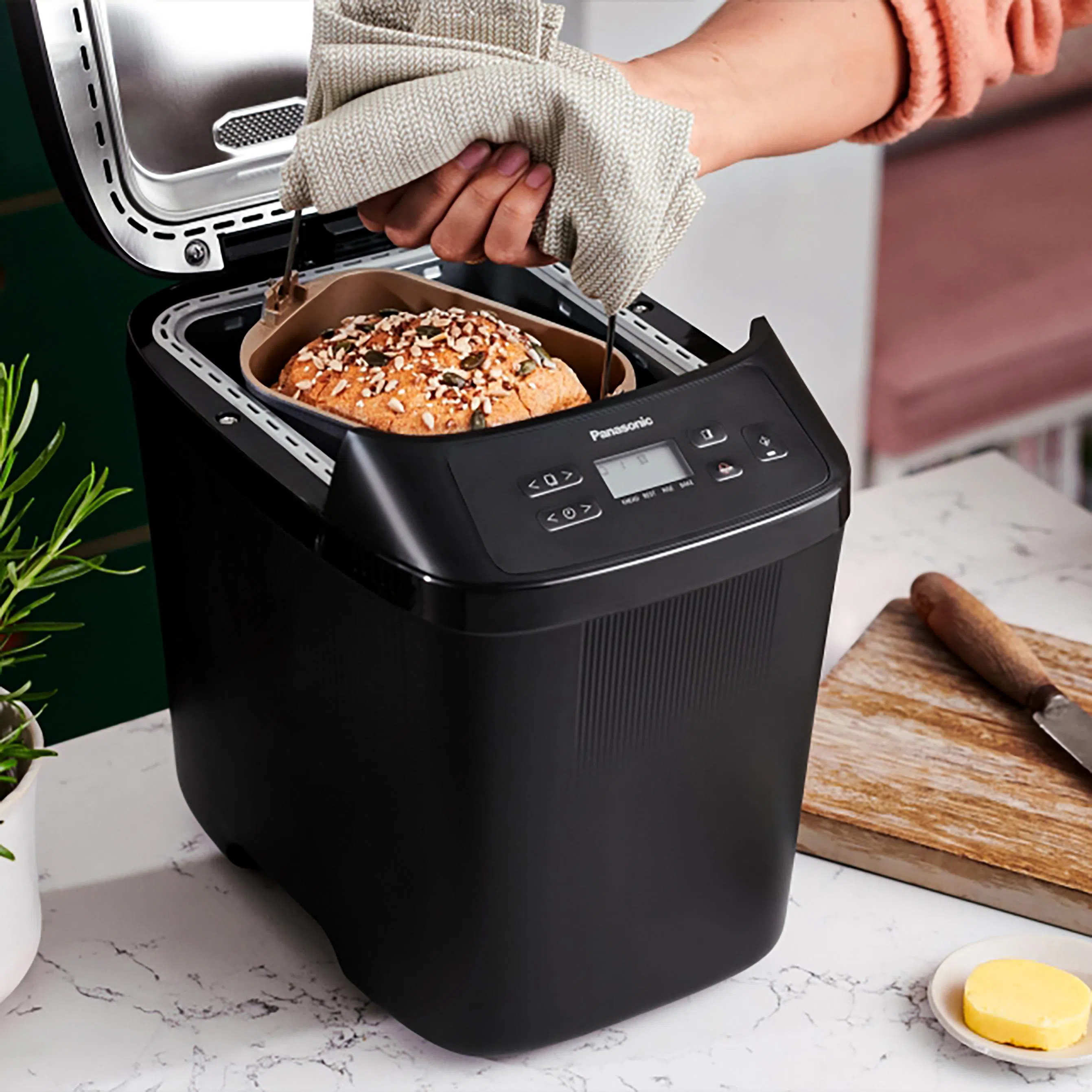 Panasonic面包机配备18种自动程序，含无麸质选项。（商家提供）