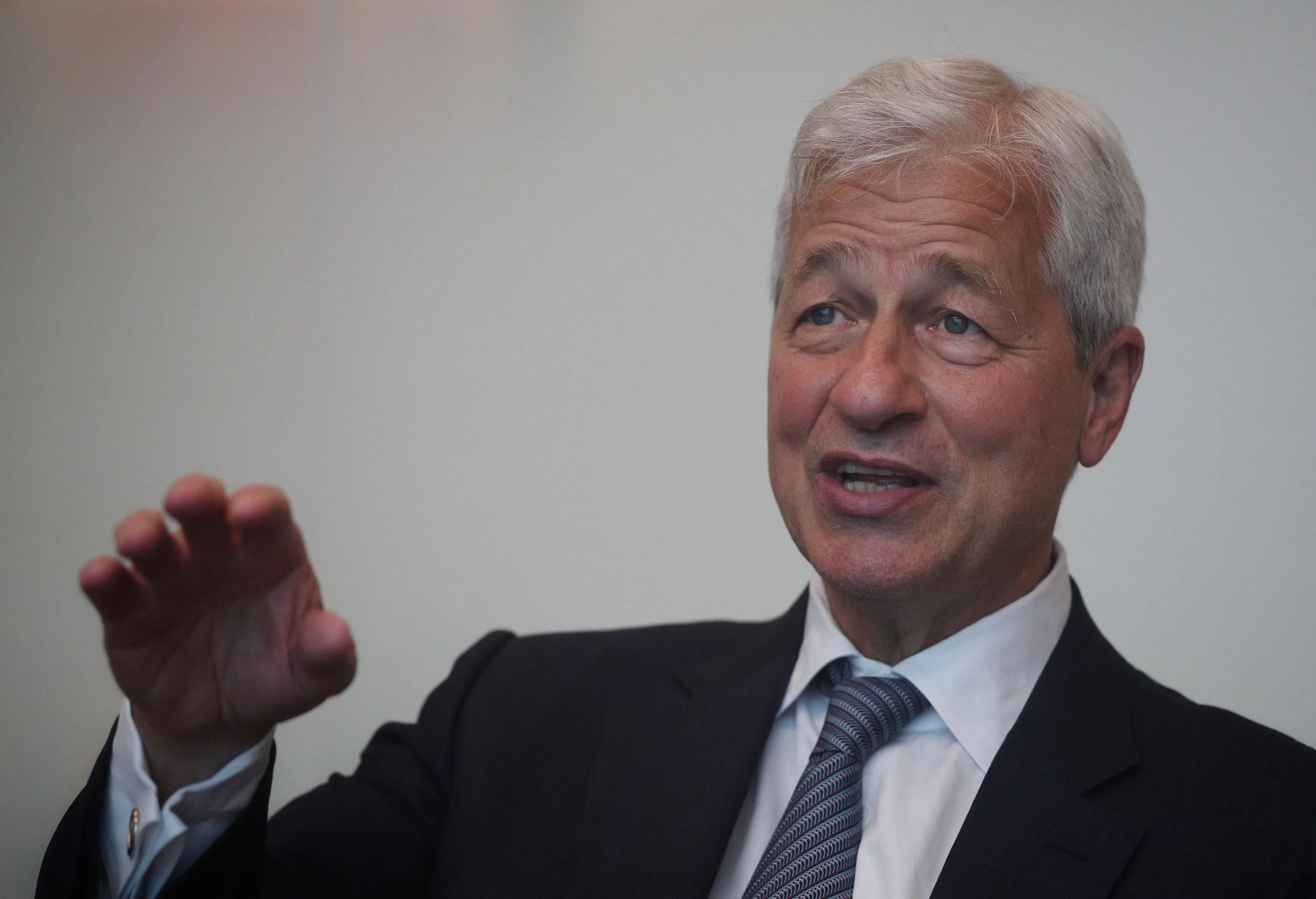 摩根大通首席执行官戴蒙在展望未来时指出，尽管许多经济指标继续显示经济良好，但是对于一些重大的不确定因素还是必须保持警惕，这包括海外冲突事件和通胀压力。（档案照片）