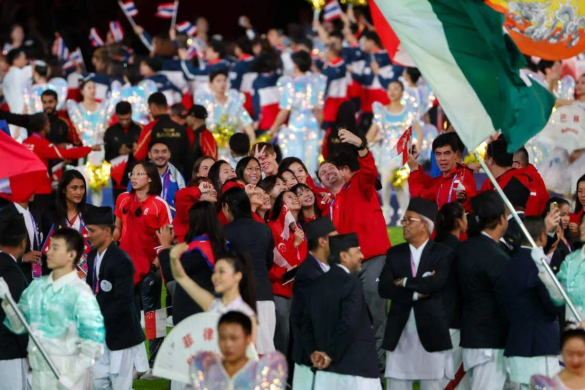 新加坡健儿们在“数控草坪”上玩起自拍。（陈渊庄摄）