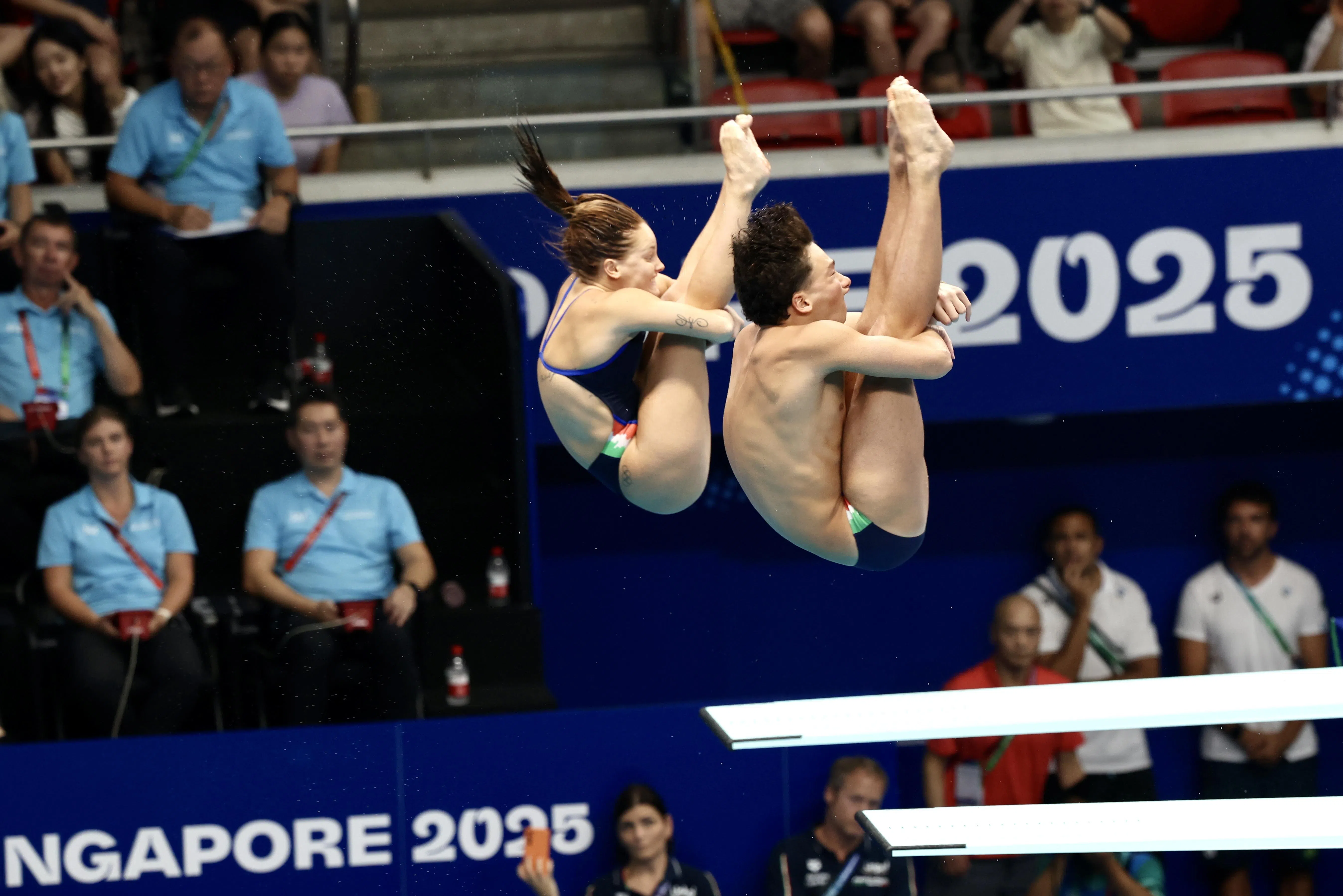 基娅拉·佩拉卡尼（左）／马泰奥·桑托罗为意大利拿下本届世锦赛首金。（陈斌勤摄）