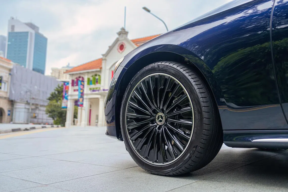 在出入弯道和直路时，E200展现出马赛地特有的紧凑转弯半径和稳固，表现精确。（马赛地提供）