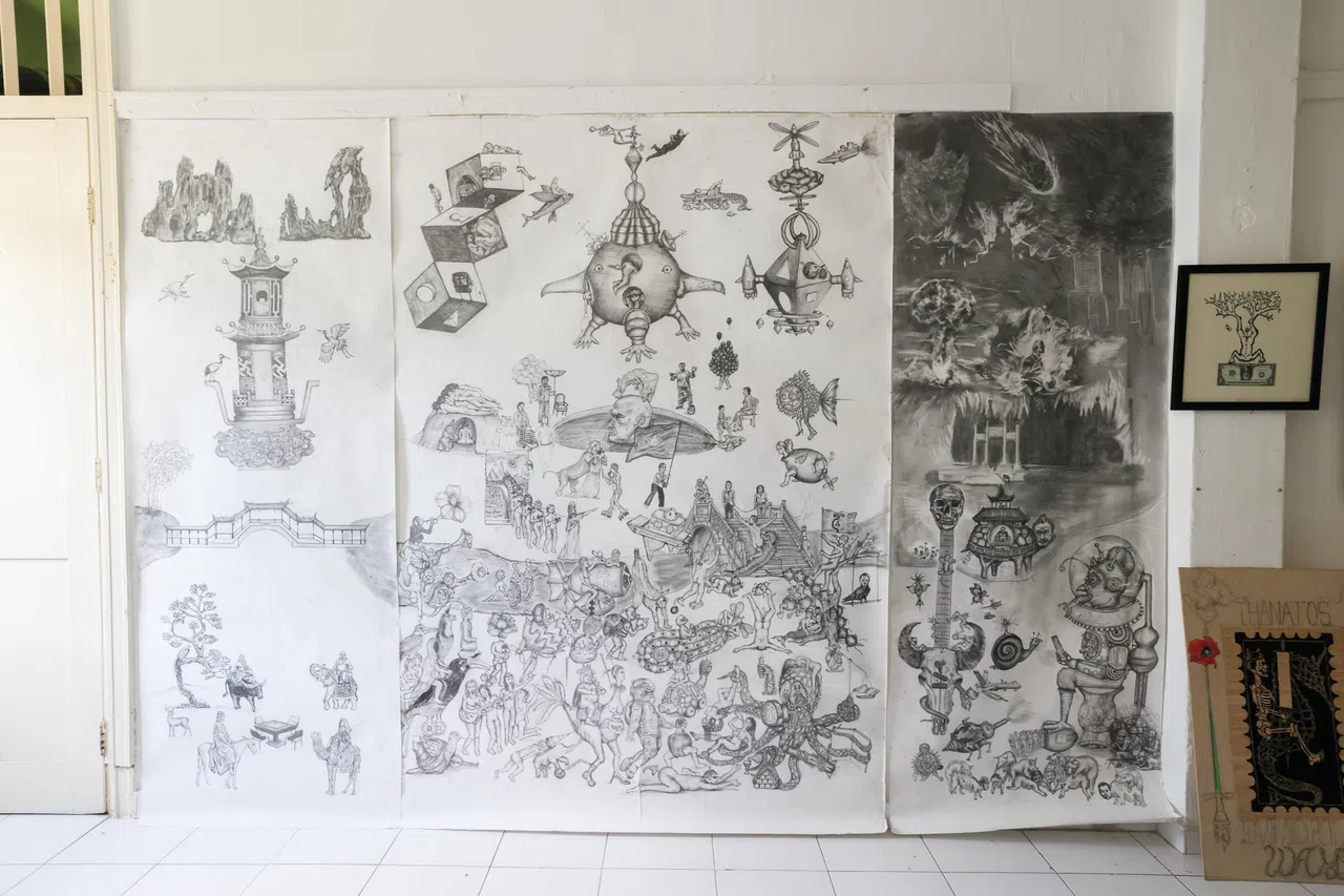 邢万和长达10米的巨画《天堂、人间与地狱》。（卓祾祎摄）