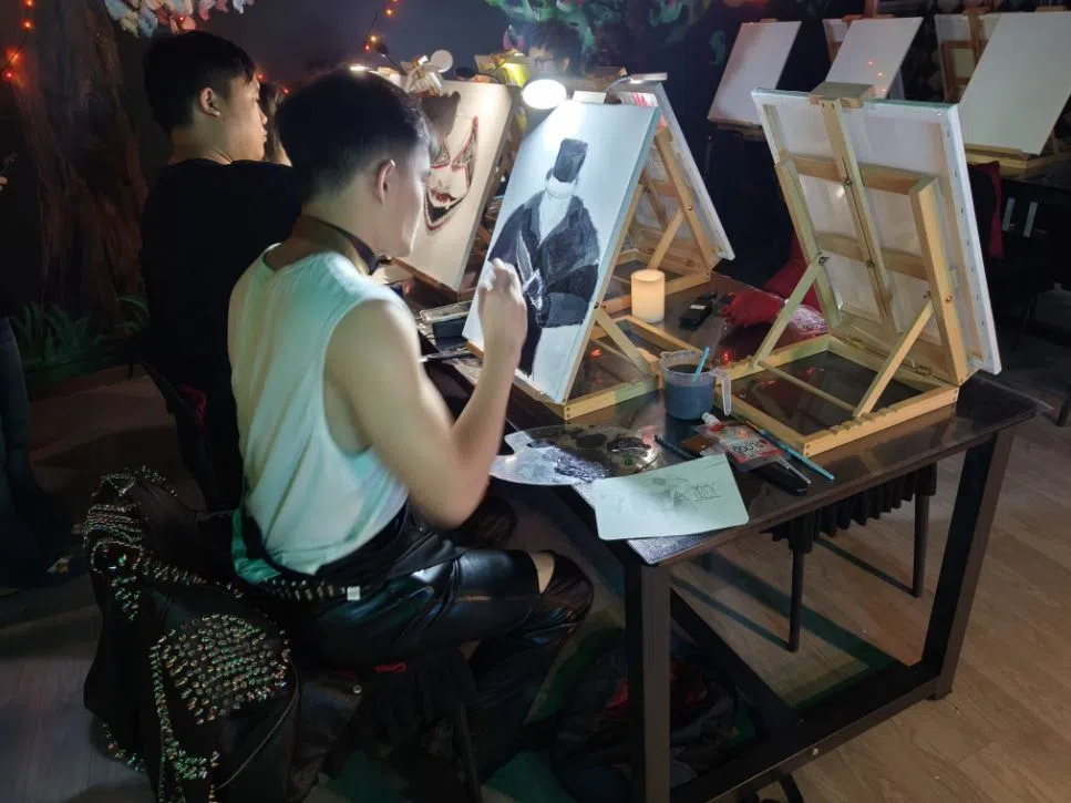 恐怖电影迷陈伟豪绘制开膛手杰克。（李雅歌摄）