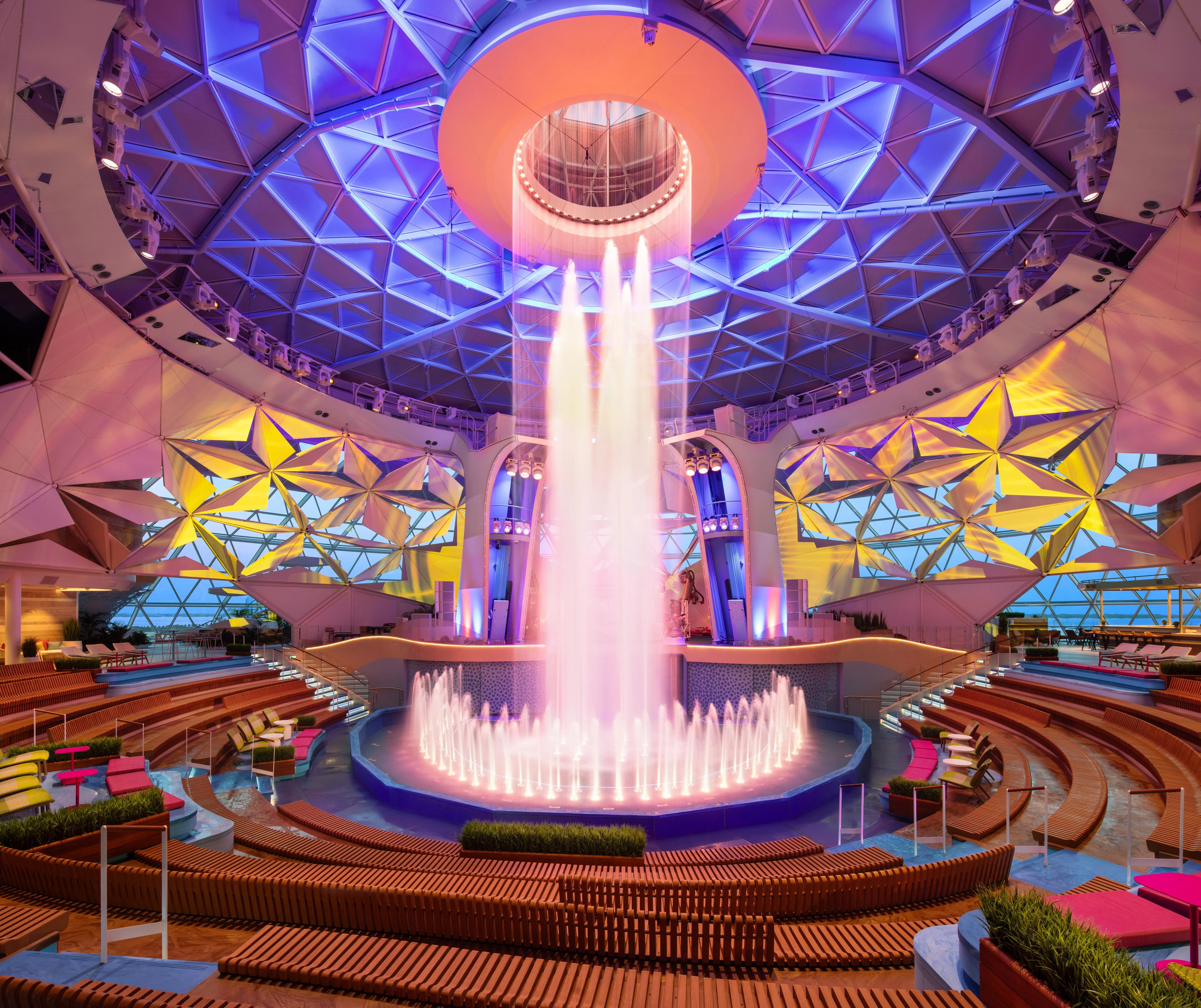 在白天，水穹顶有一个让游客感到震撼的室内瀑布。（皇家加勒比游轮公司）