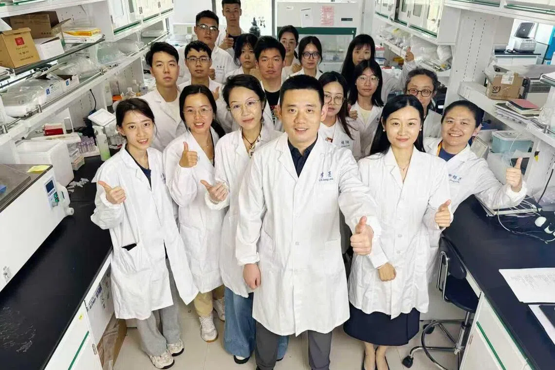 中国南方科技大学李亮助理教授（前中）带领他的团队，参与开发肺部疾病吸入式疗法。（中国南方科技大学提供）