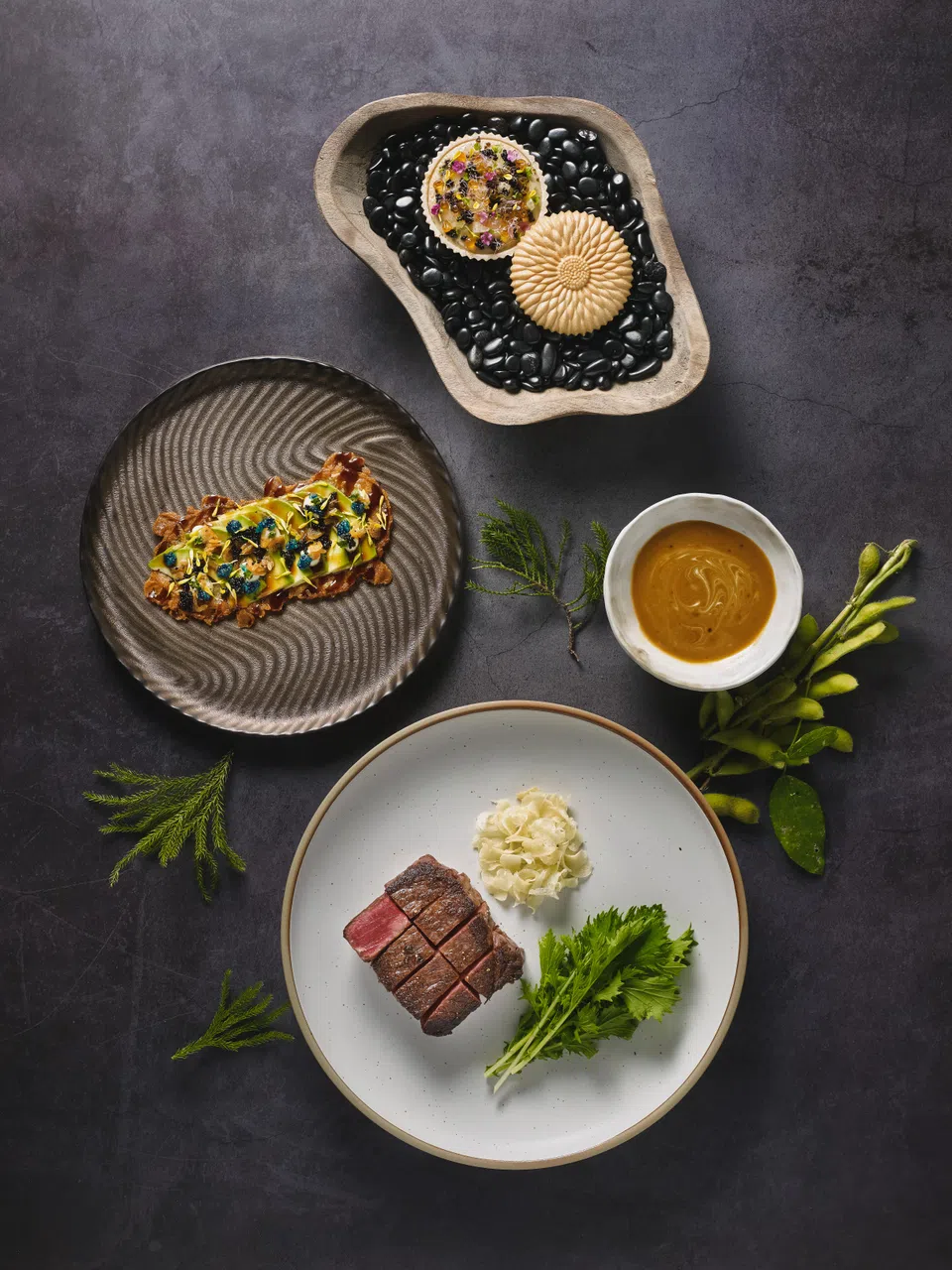 Oumi餐馆位于金融区凯源中心，第51层顶楼的天台食物森林1-Arden Food Forest，供应新鲜花草给同层的Oumi餐馆。（餐馆提供）
