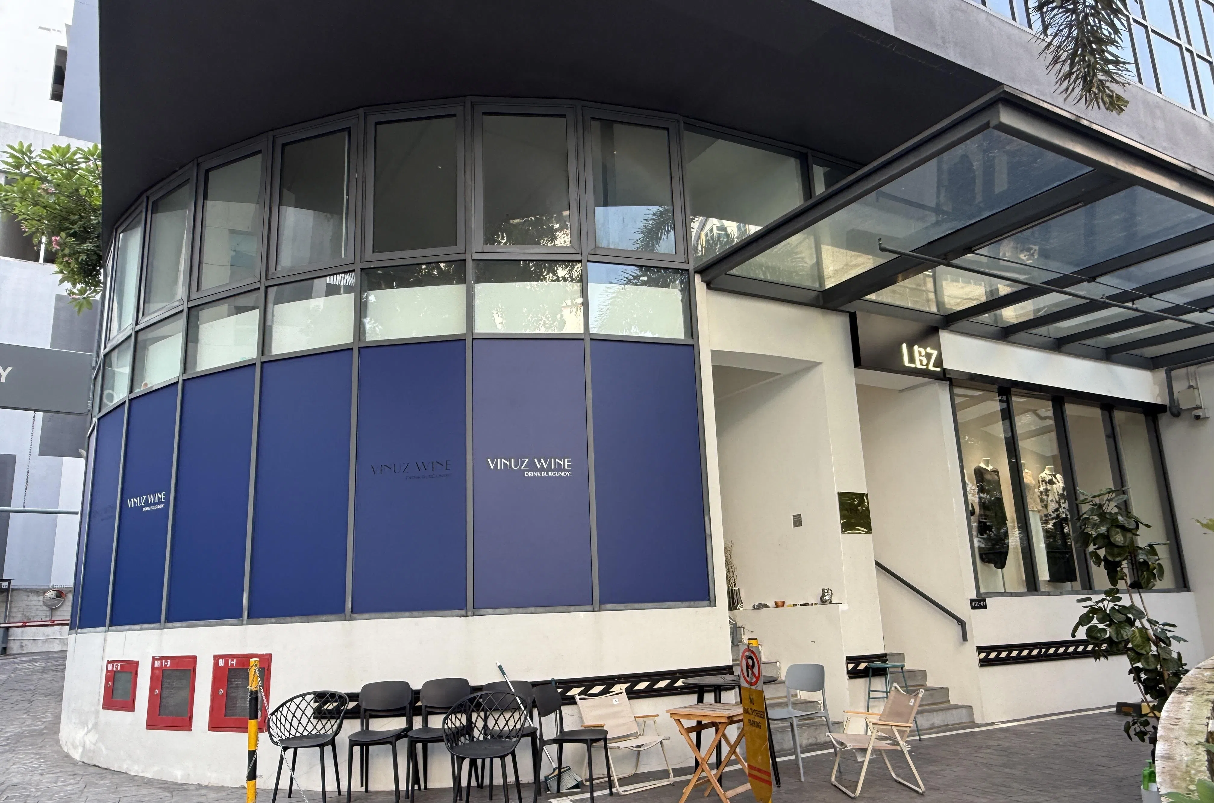 Agrow大厦一楼的葡萄酒商华馥Vinuz（左）和女装品牌LBZ Studio。（陈映蓁摄）