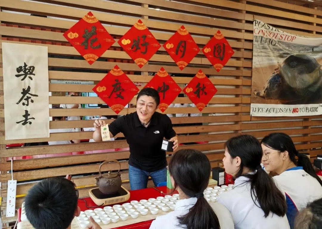 南侨中学教师教学生品茶以及泡茶的步骤。（李佩嬣摄）