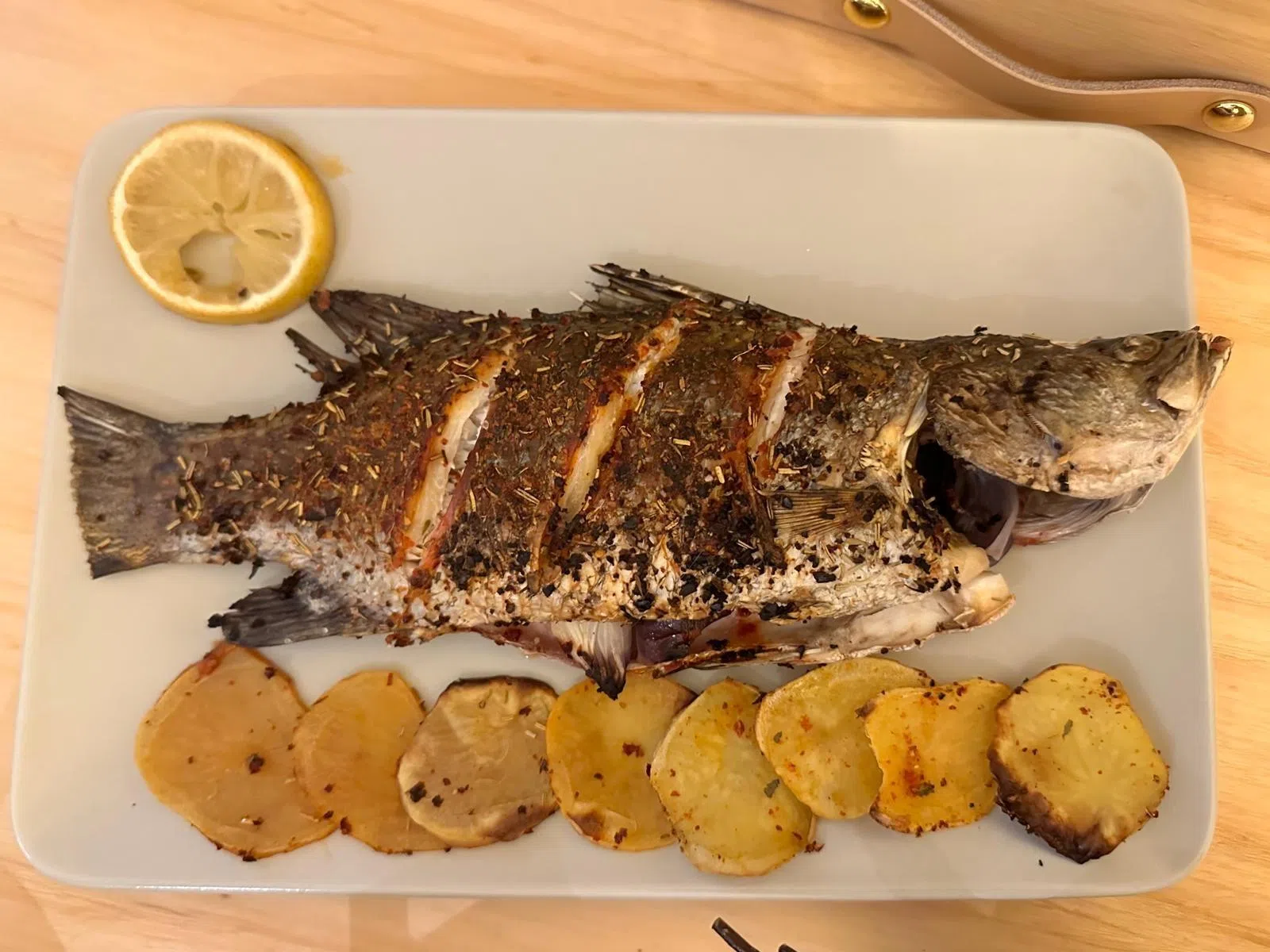 沙洋医生有时也会烤鱼、马铃薯或玉米。（受访者提供）