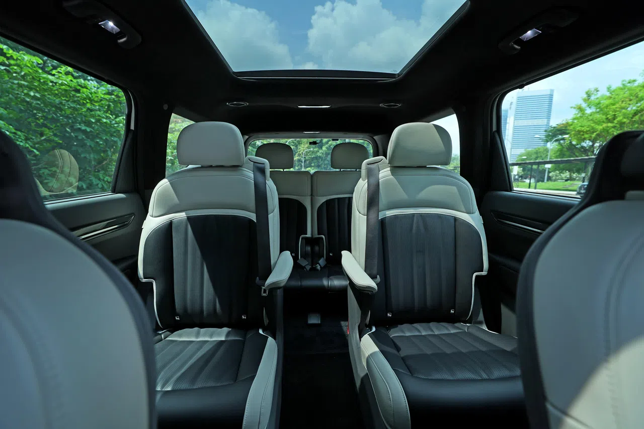 第二排座椅中间有一个走道通往第三排，车顶天窗有助引入阳光。（龙国雄摄）