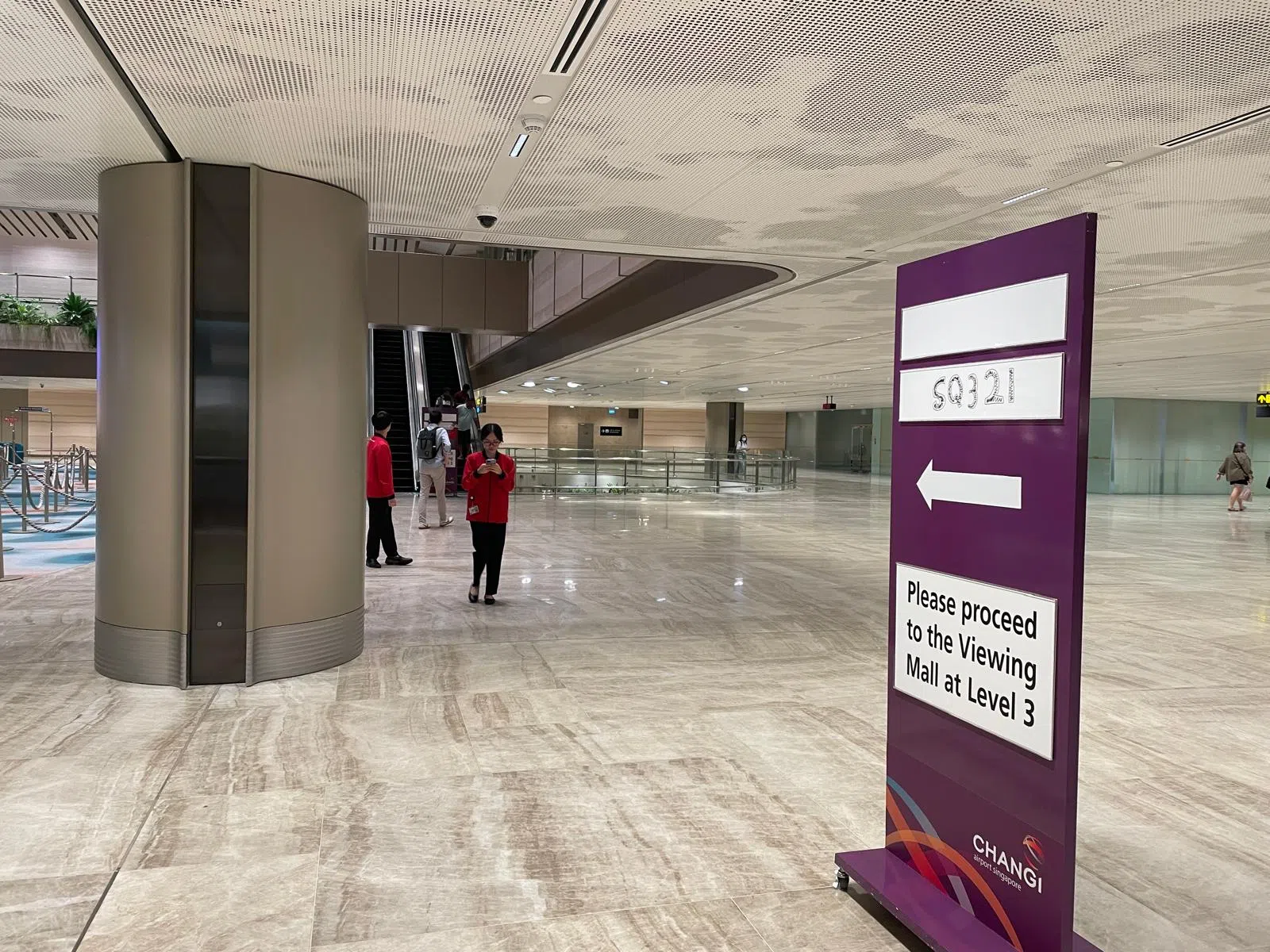 樟宜机场设置指示牌，把SQ321航班乘客的亲属，引导至集合处。（邓玮婷摄）