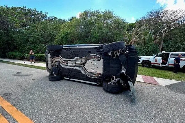 伍兹3月27日下午在距离他家附近的一条住宅区道路上试图超车，其车辆擦碰到另一辆卡车后侧翻。（路透社）