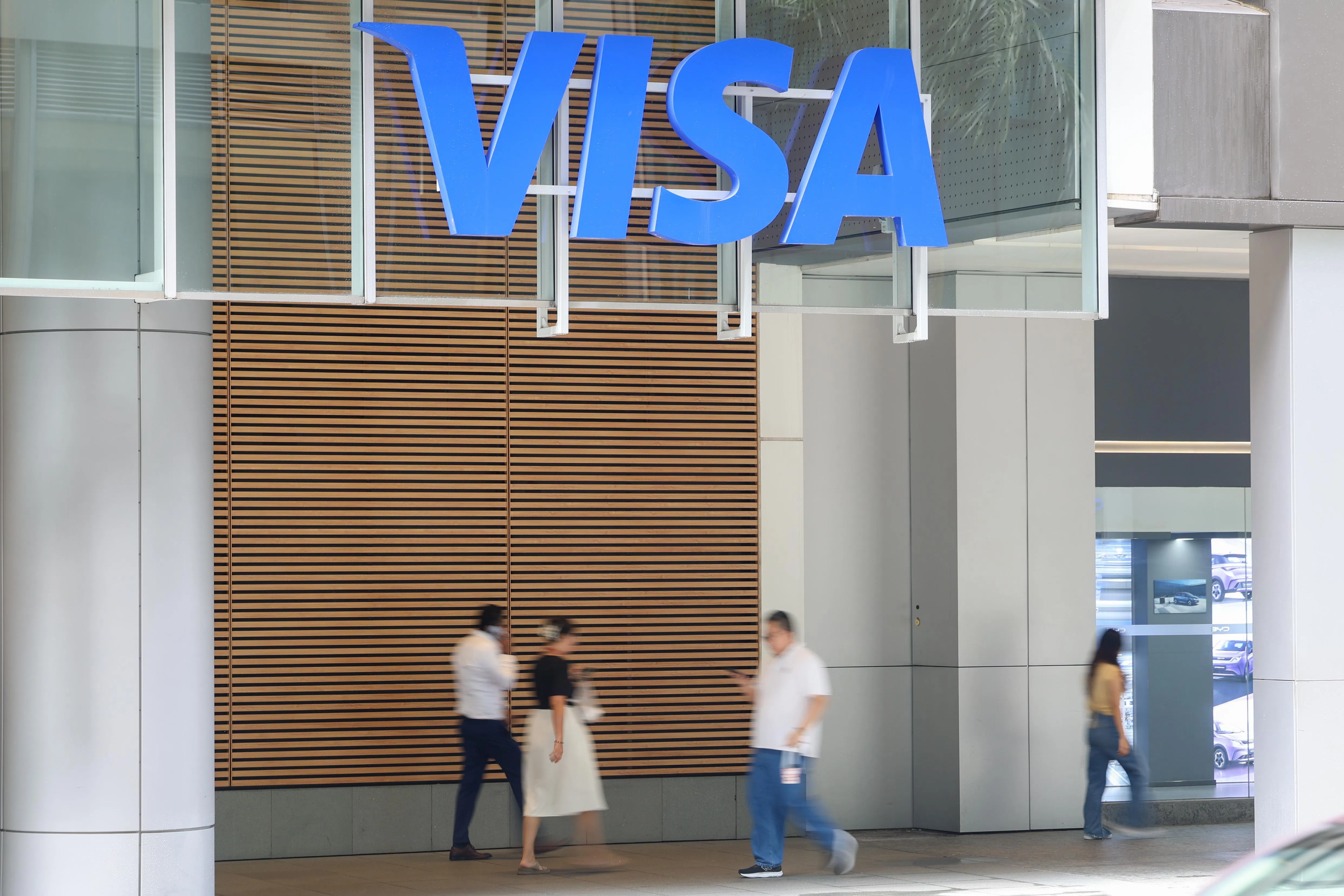 全球支付巨头威士（Visa）今年7月宣布，将裁减全球7%员工、约2600个岗位。这是过去两年国际企业裁员潮的其中一个例子。（档案照片）