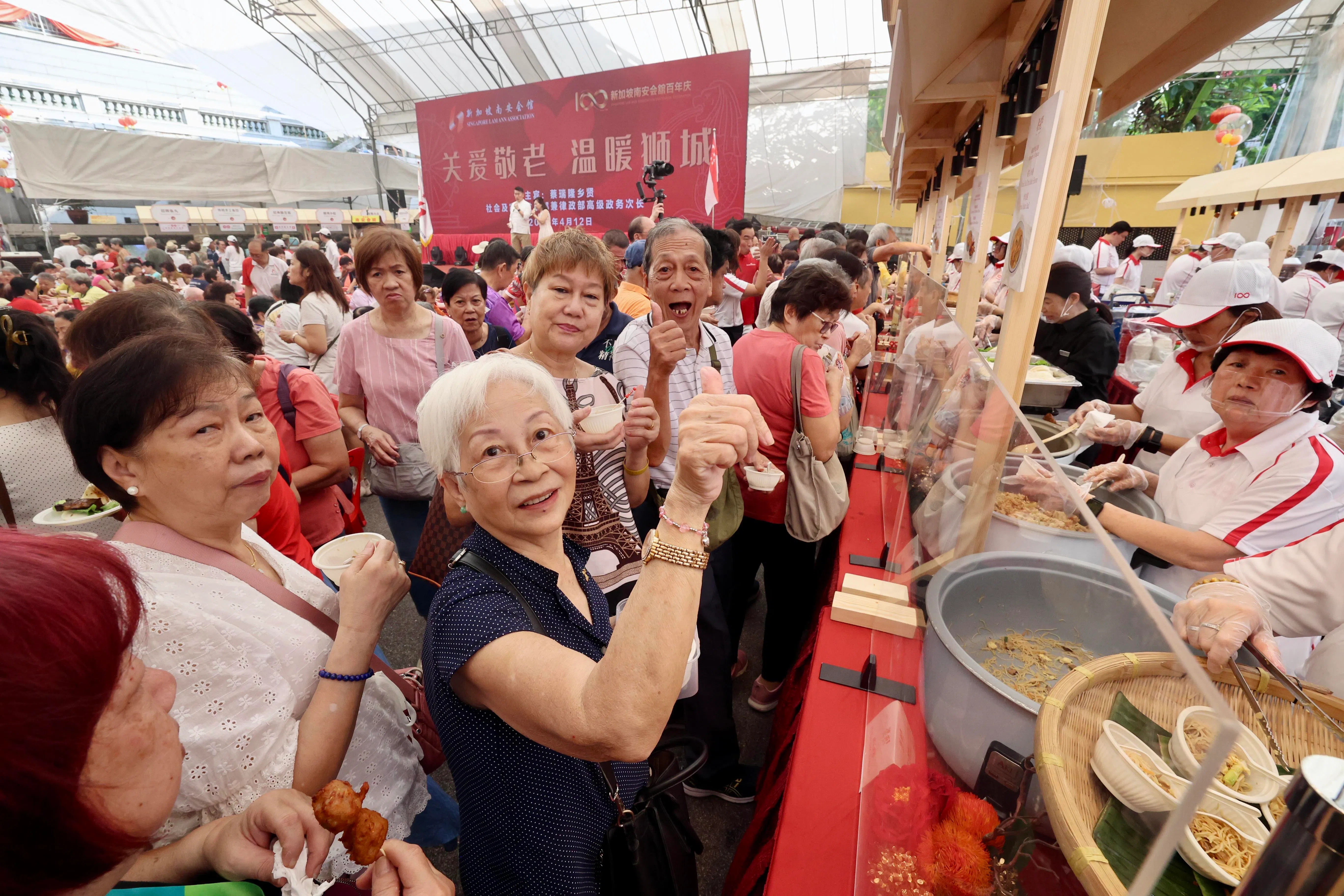 南安会馆设立100个摊位，提供300多种美食，让年长者大快朵颐。（邝启聪摄）