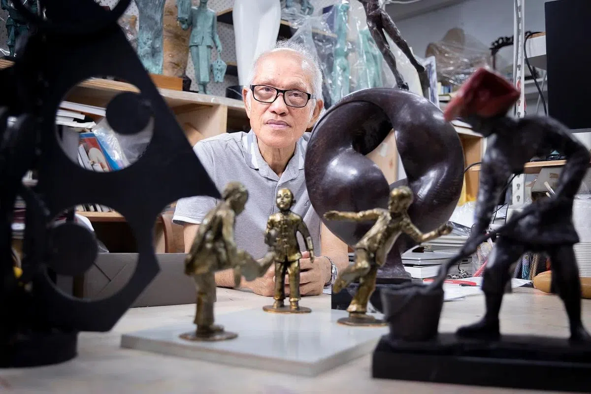 林龙成在古楼画室做小件雕塑模型，这里也储藏200多件作品。（陈来福摄）